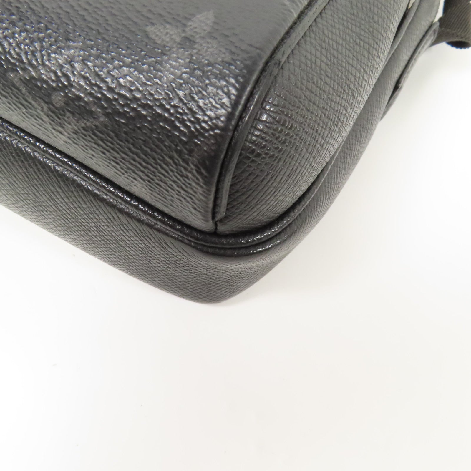 LOUIS VUITTON Monogram Eclipse/Taiga Outdoor Messenger銀扣肩背袋