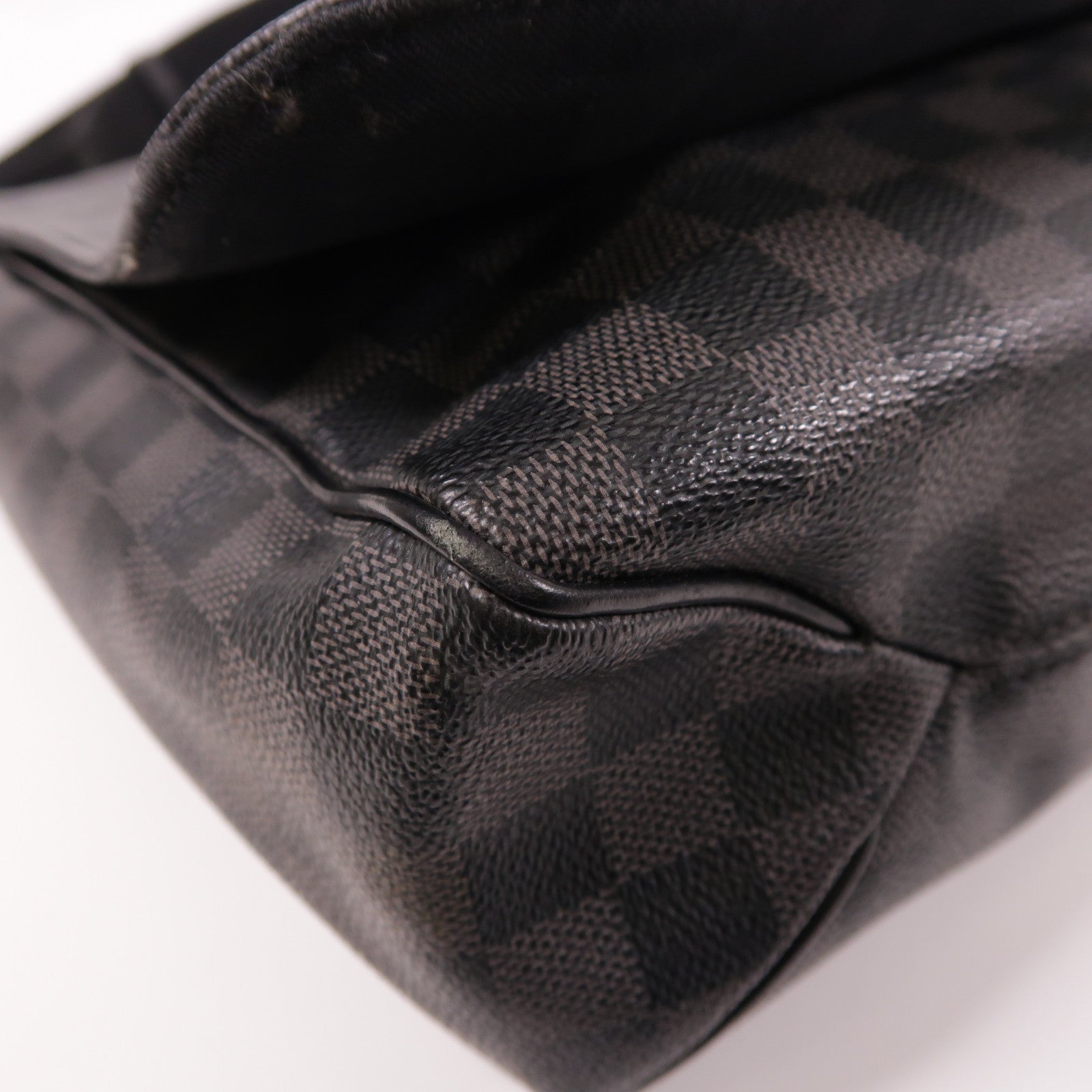 LOUIS VUITTON Damier Graphite District GM銀扣肩背袋