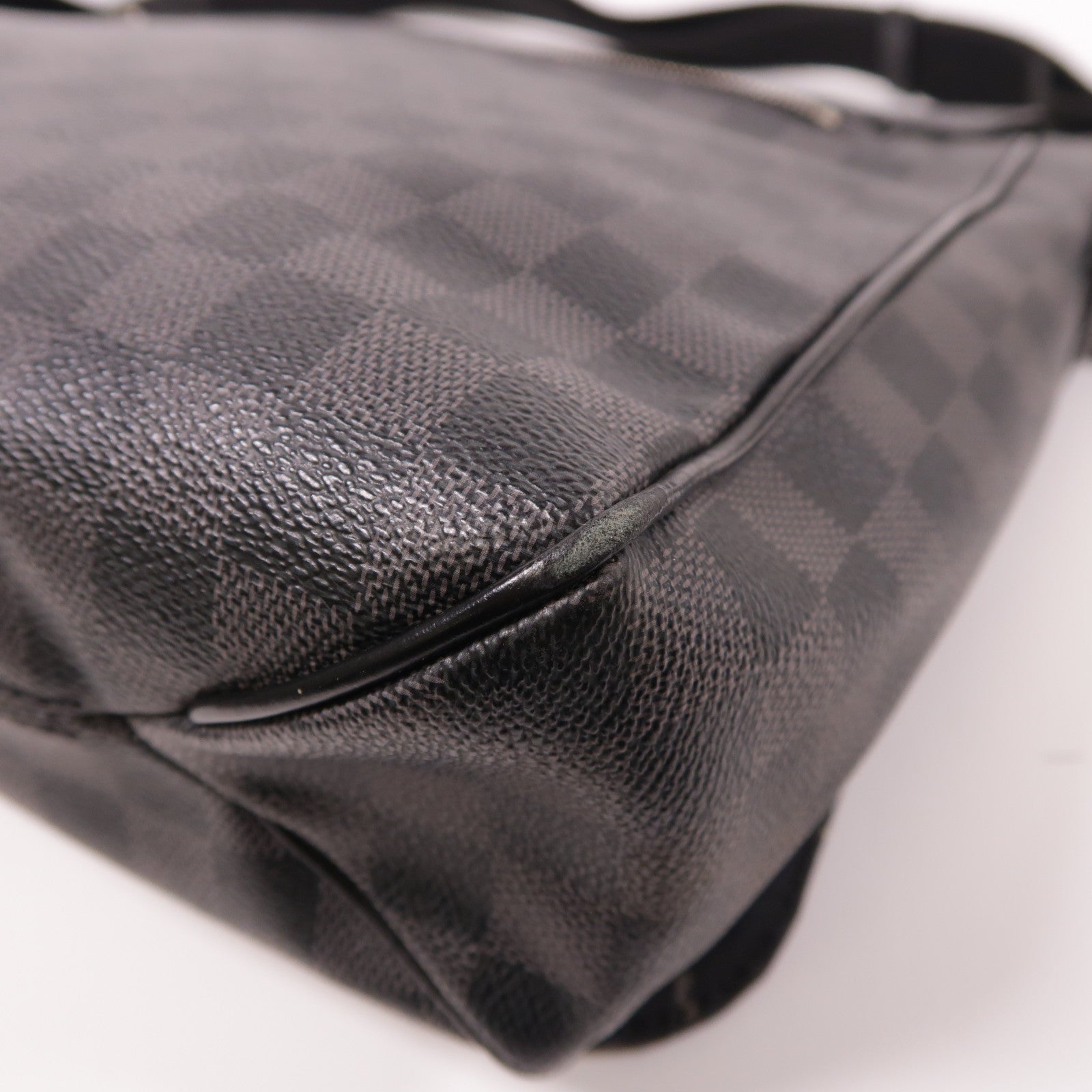 LOUIS VUITTON Damier Graphite District GM銀扣肩背袋