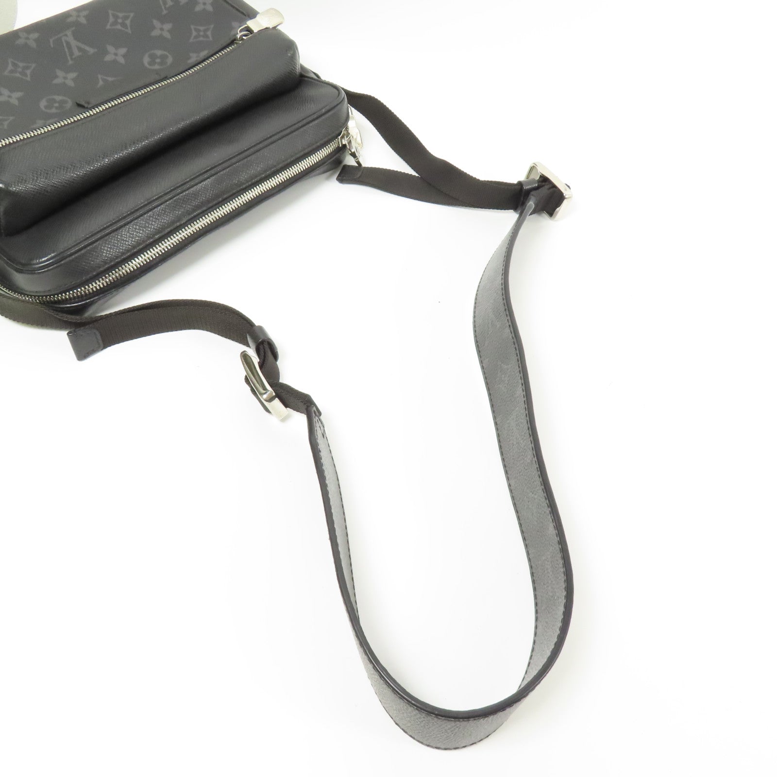 LOUIS VUITTON Monogram Eclipse/Taiga Outdoor Messenger銀扣肩背袋