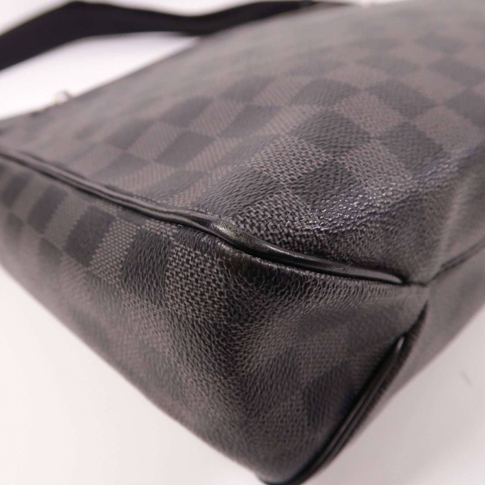 LOUIS VUITTON Damier Graphite District GM銀扣肩背袋