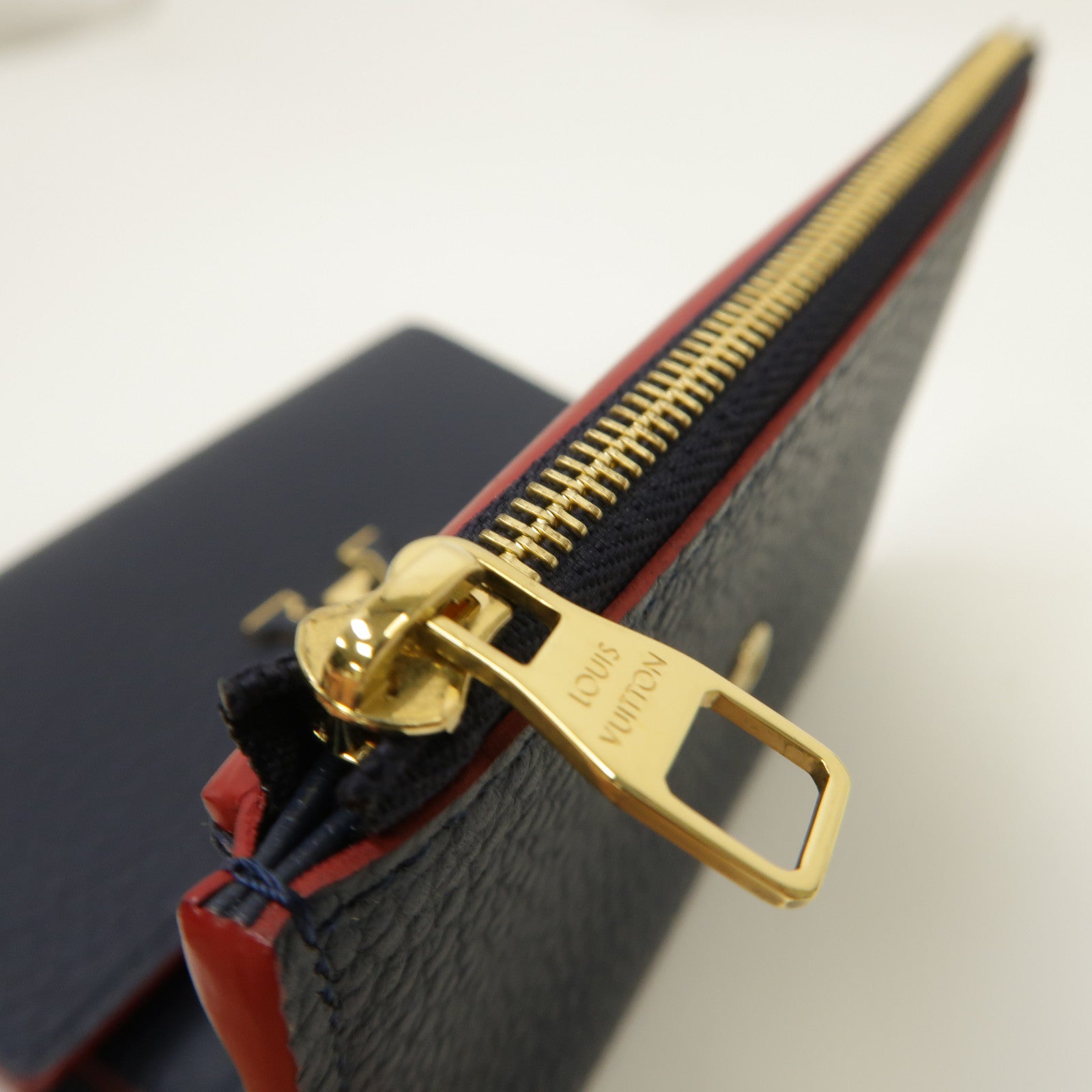 LOUIS VUITTON Taurillon皮革Capucines金扣錢包藍色