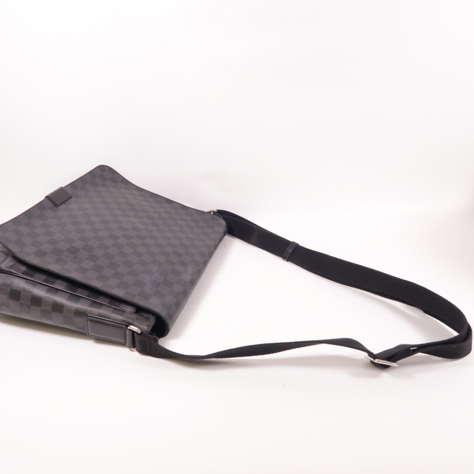 LOUIS VUITTON Damier Graphite District GM銀扣肩背袋