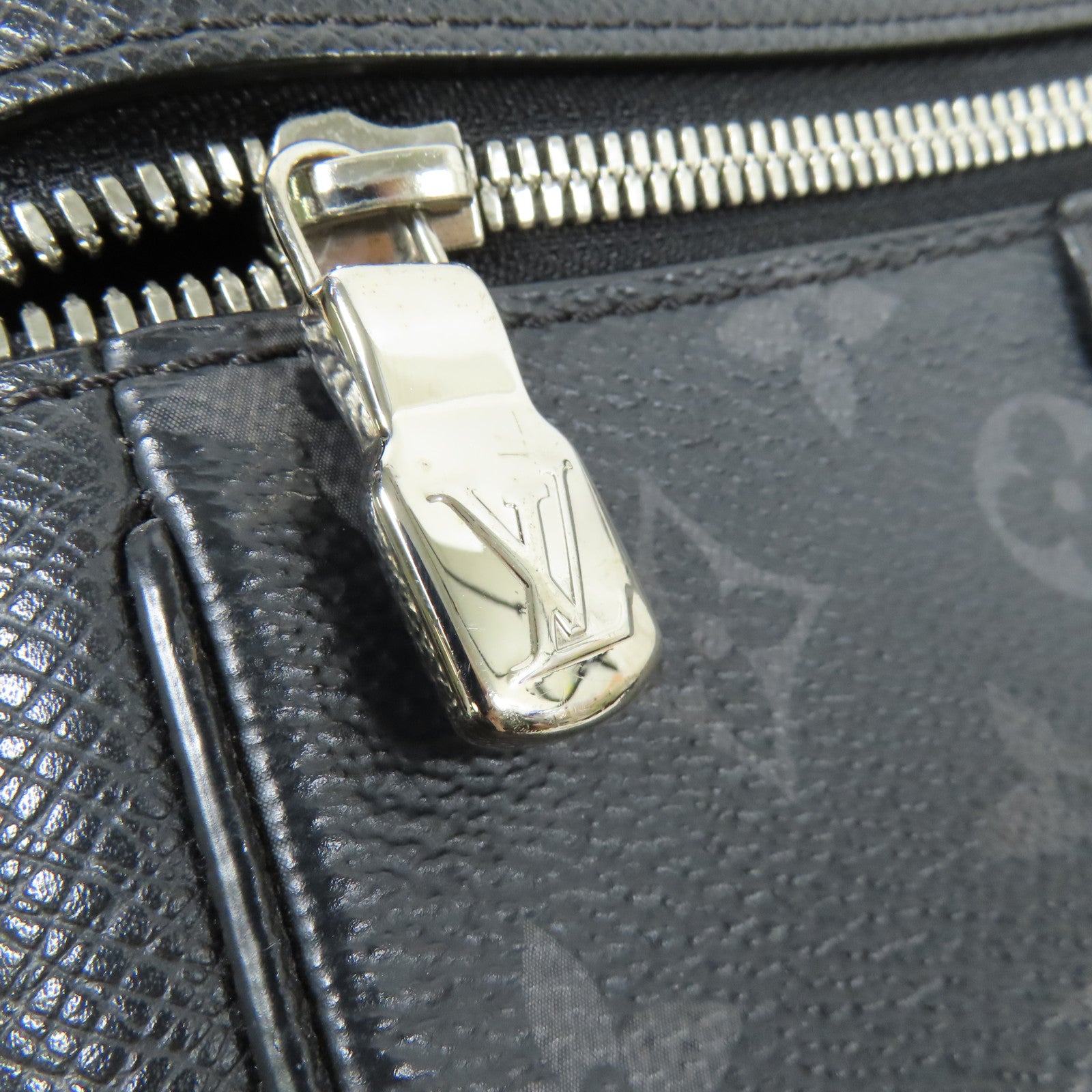LOUIS VUITTON Monogram Eclipse/Taiga Outdoor Messenger銀扣肩背袋