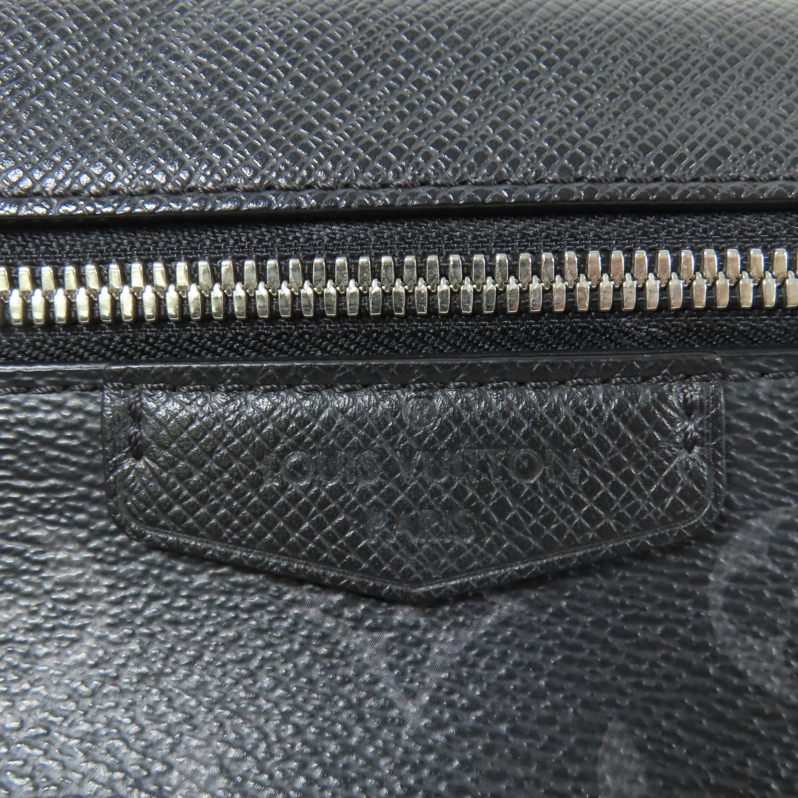 LOUIS VUITTON Monogram Eclipse/Taiga Outdoor Messenger銀扣肩背袋