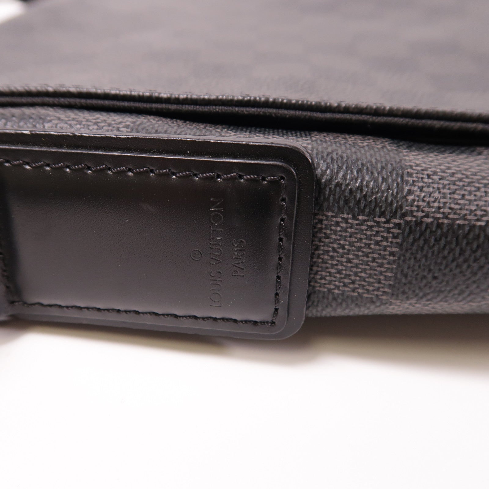 LOUIS VUITTON Damier Graphite District GM銀扣肩背袋