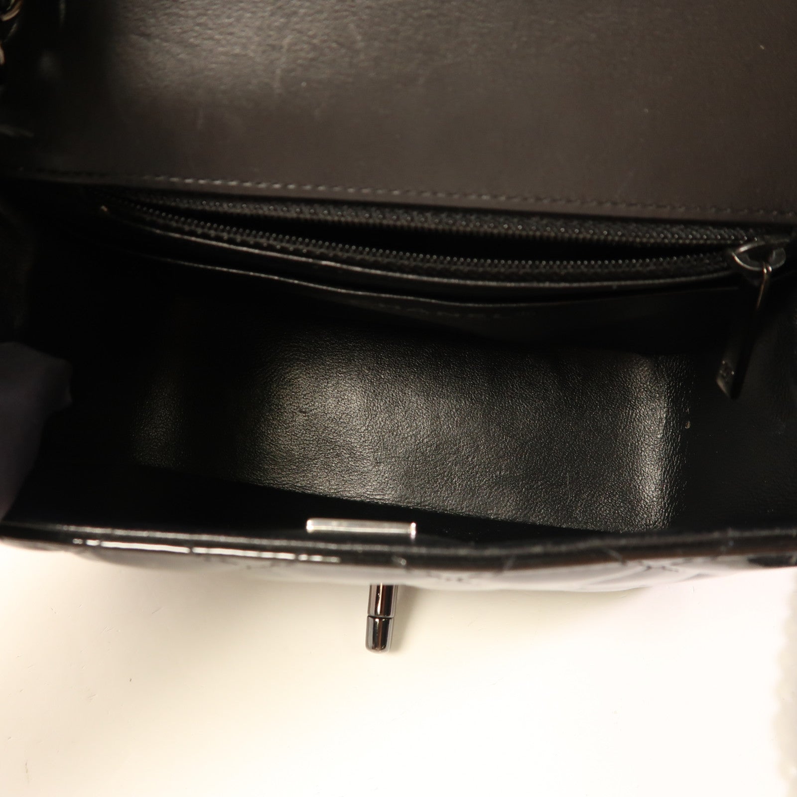 CHANEL 漆皮皮革Classic 17 So Black鏈帶肩背袋