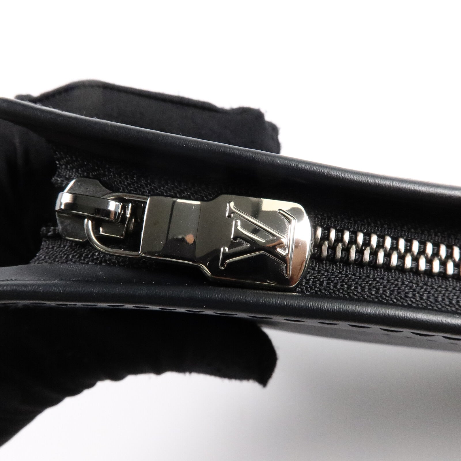 LOUIS VUITTON Monogram Eclipse Pochette Voyage MM銀扣手拿包