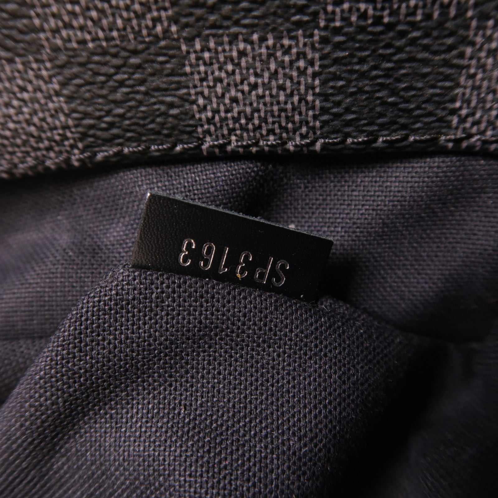 LOUIS VUITTON Damier Graphite District GM銀扣肩背袋