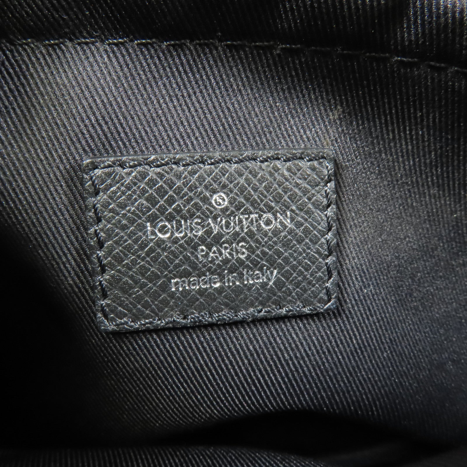 LOUIS VUITTON Monogram Eclipse/Taiga Outdoor Messenger銀扣肩背袋
