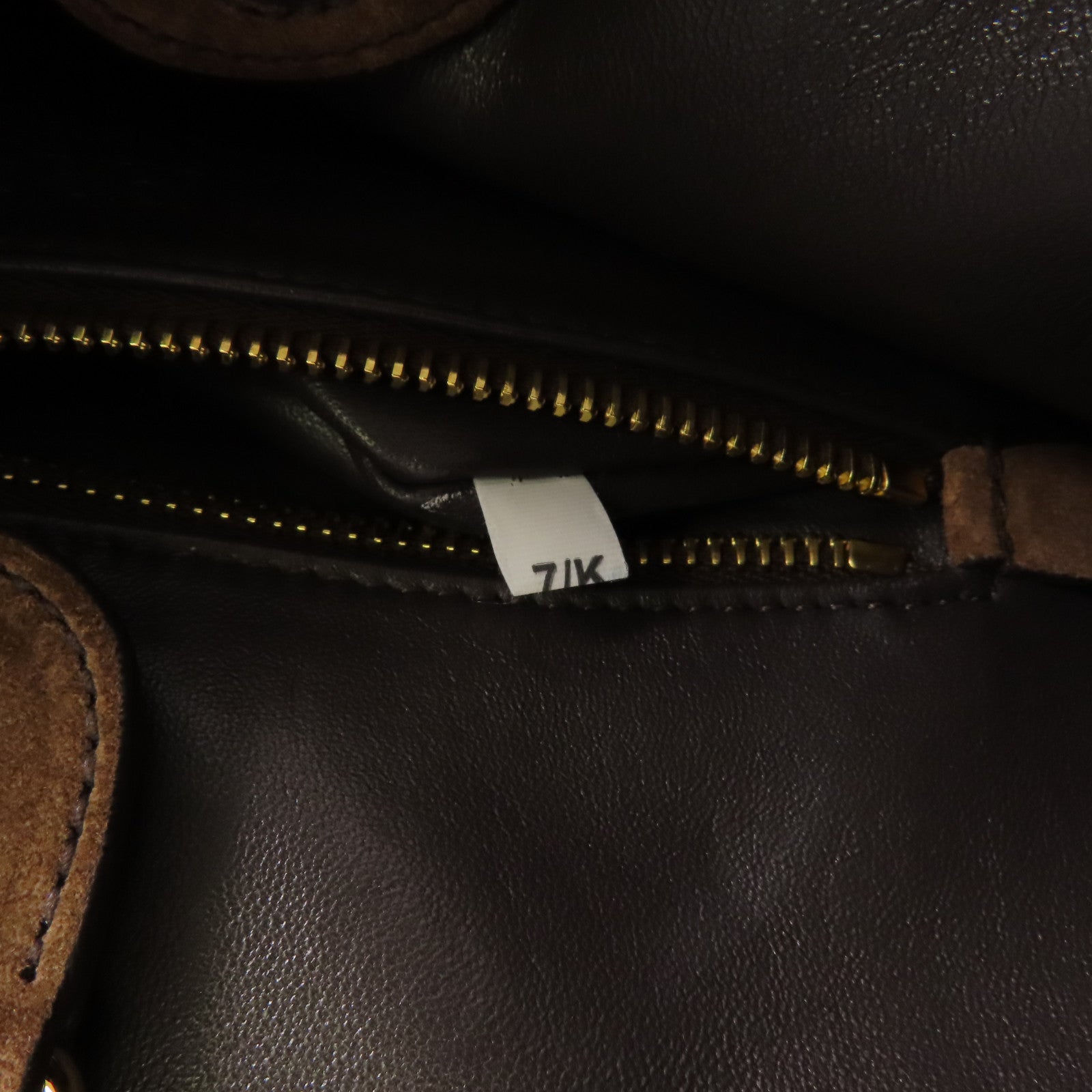 PRADA 皮革Medium Suede金扣肩背袋
