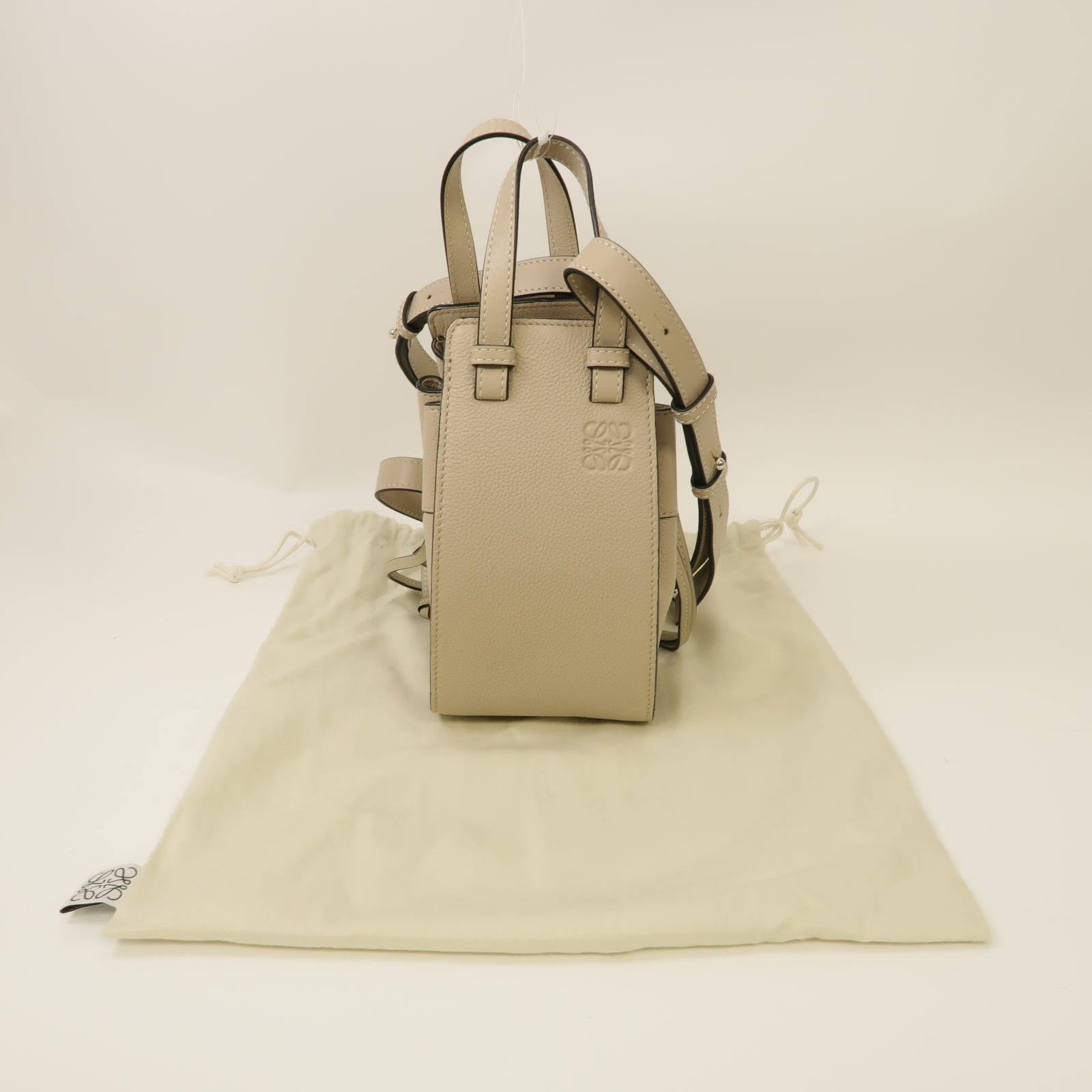 LOEWE 牛皮皮革Mini Hammock Drawstring銀扣手挽肩背兩用袋米色