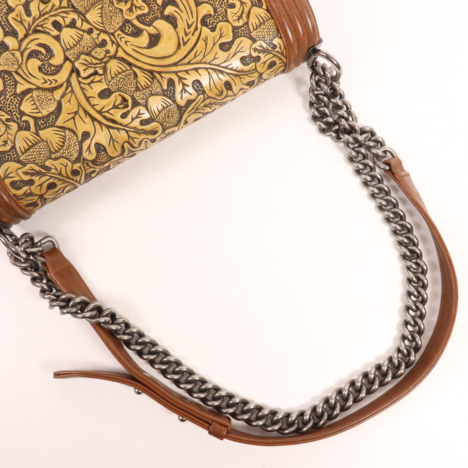 CHANEL 牛皮皮革Seasonal Boy Chanel Large銀扣肩背袋