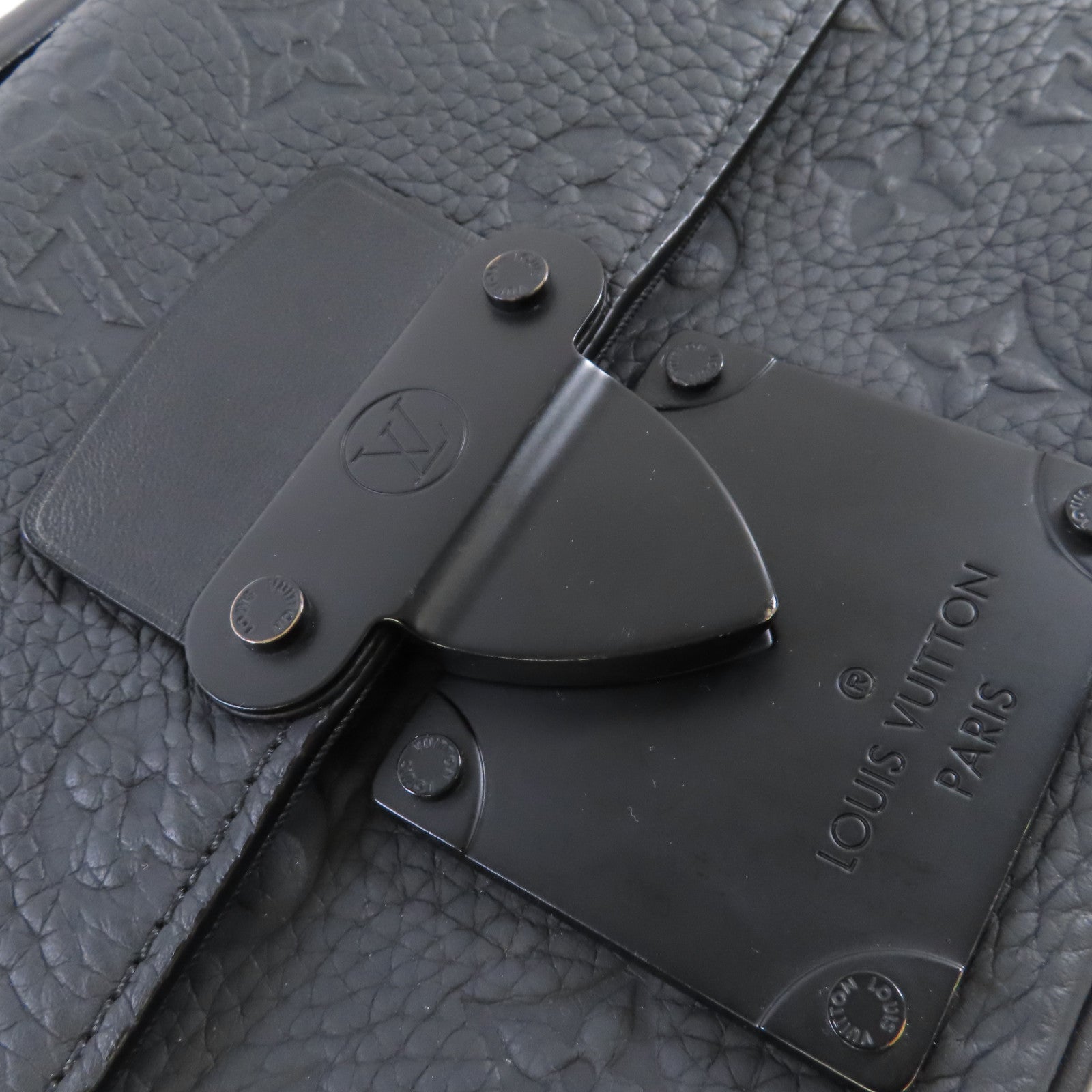 LOUIS VUITTON Monogram Taurillon S Lock Sling Bag肩背袋黑色