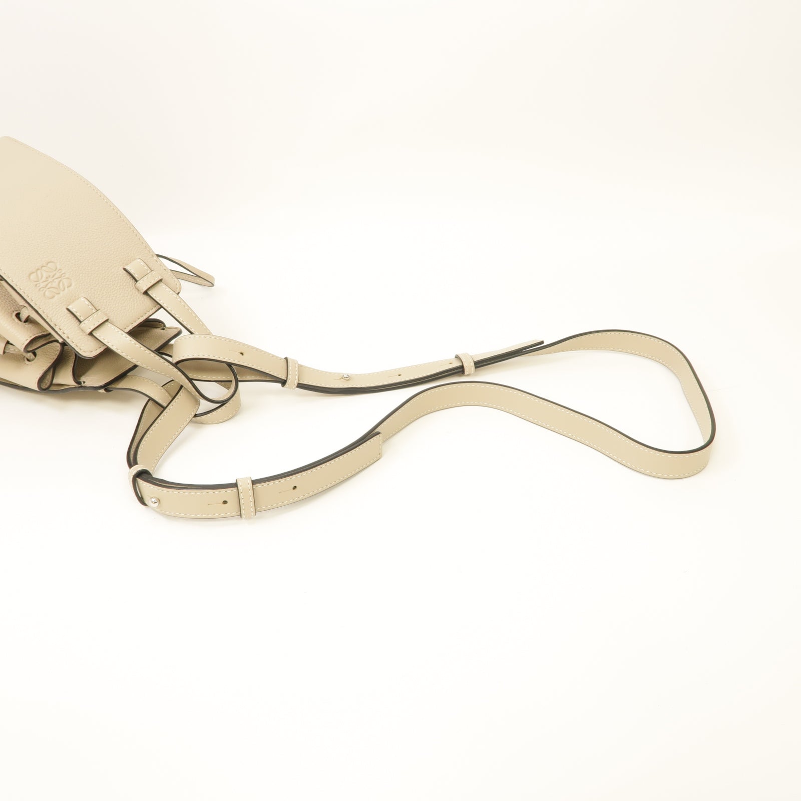 LOEWE 牛皮皮革Mini Hammock Drawstring銀扣手挽肩背兩用袋米色