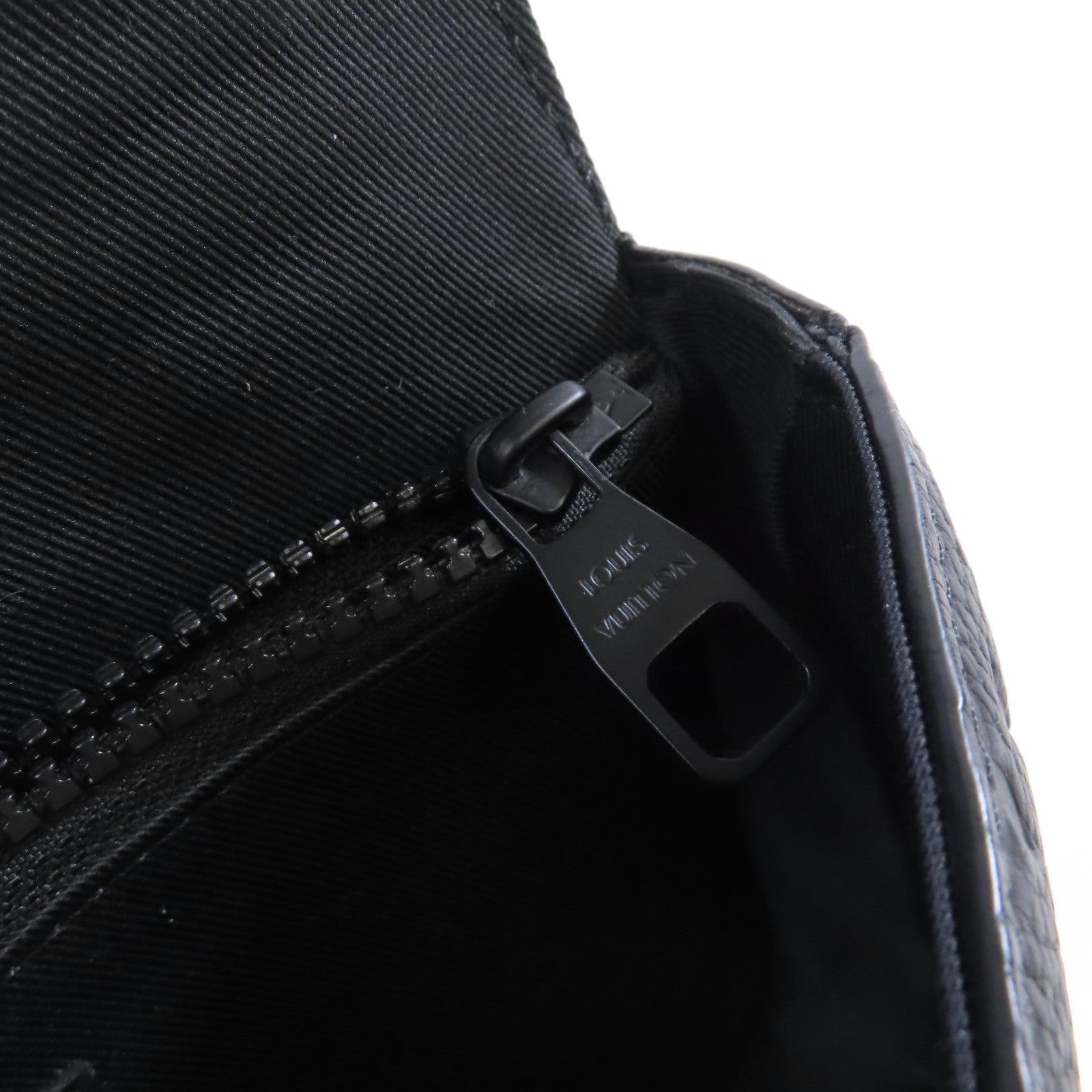 LOUIS VUITTON Monogram Taurillon S Lock Sling Bag肩背袋黑色