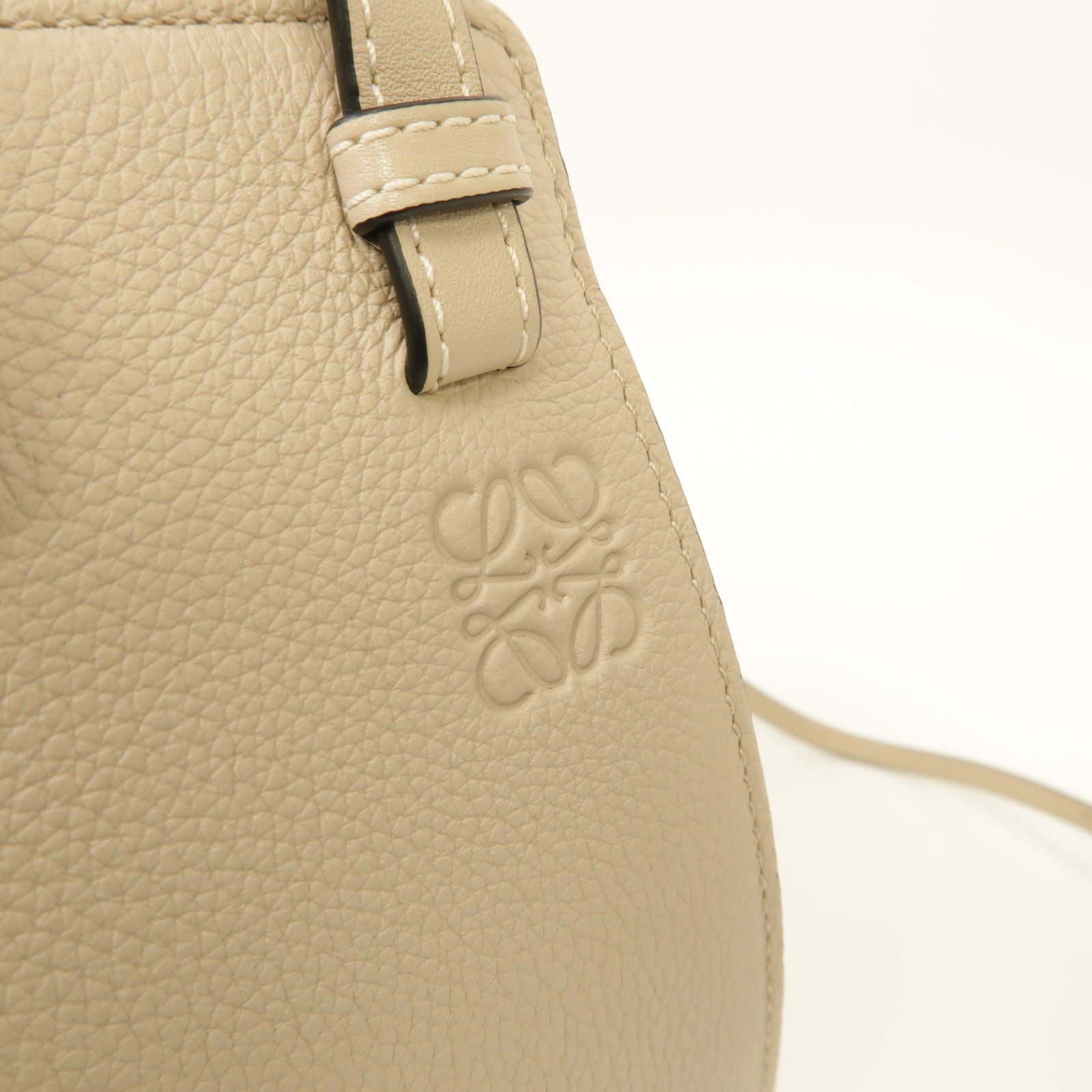 LOEWE 牛皮皮革Mini Hammock Drawstring銀扣手挽肩背兩用袋米色