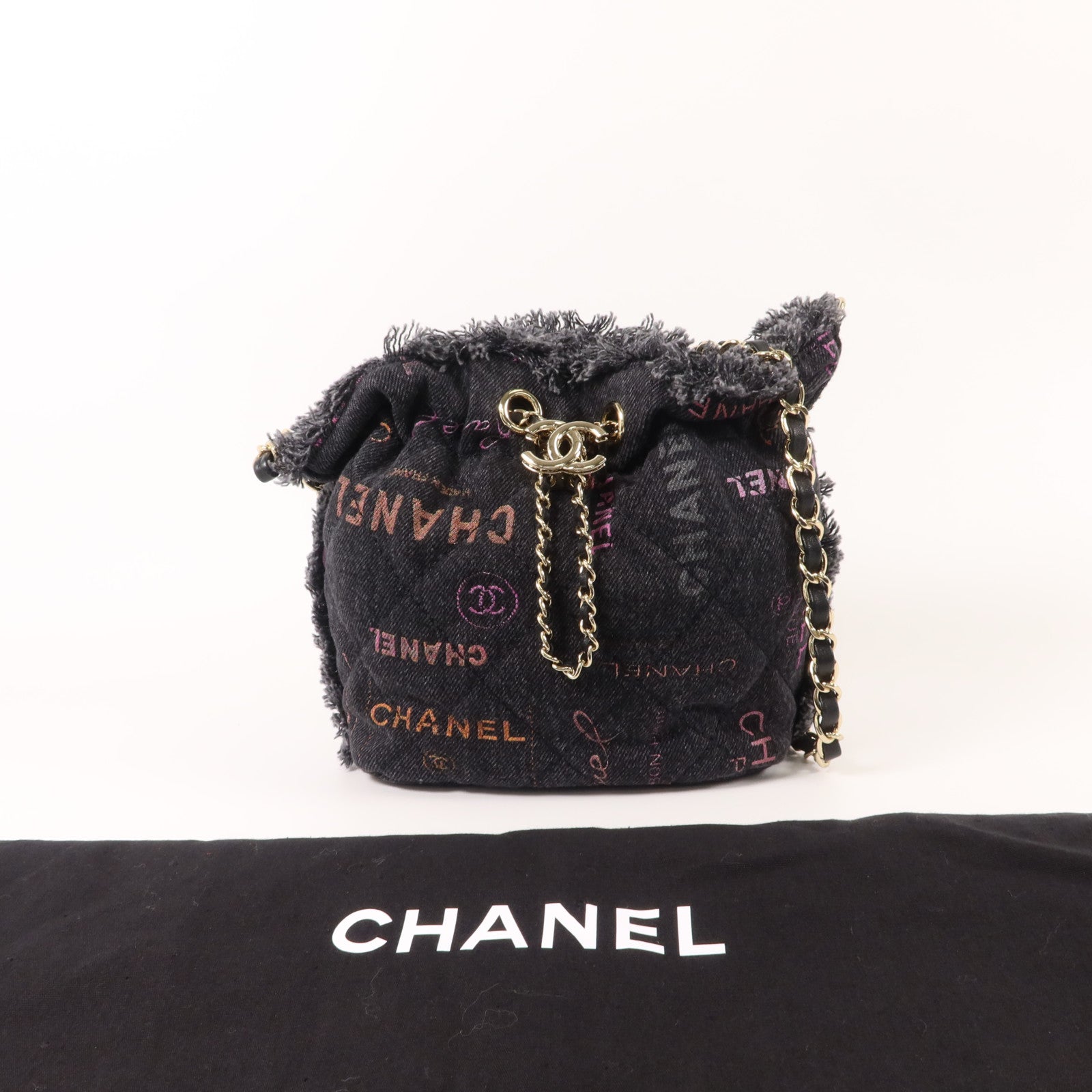 CHANEL 牛仔布料Mood Logo Printed Bucket鏈帶肩背袋