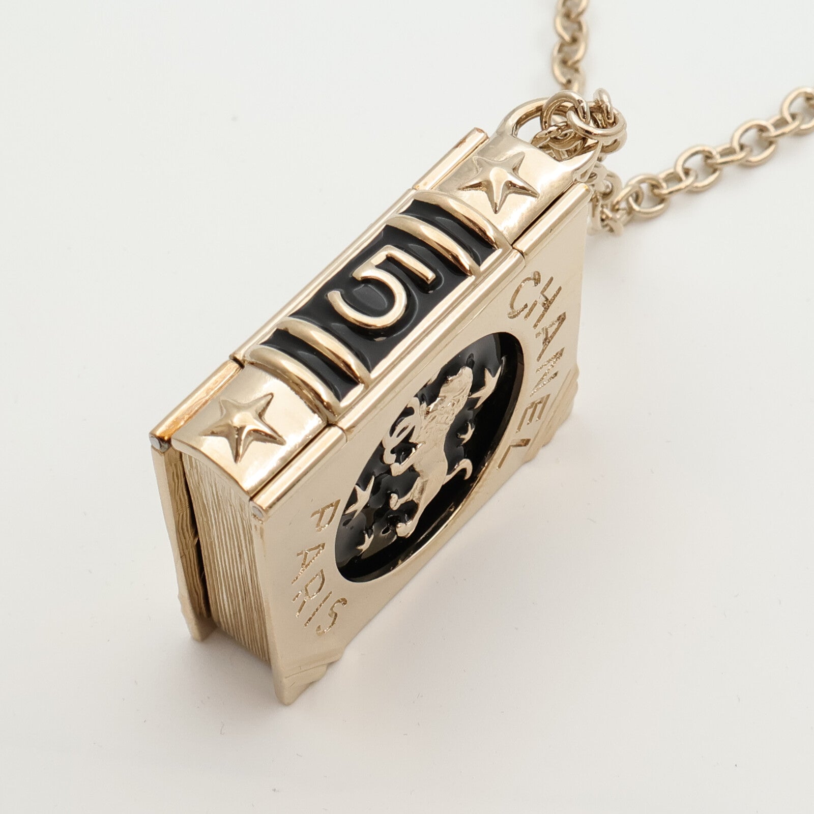 CHANEL 金屬/琺瑯Lion Book Locket項鍊