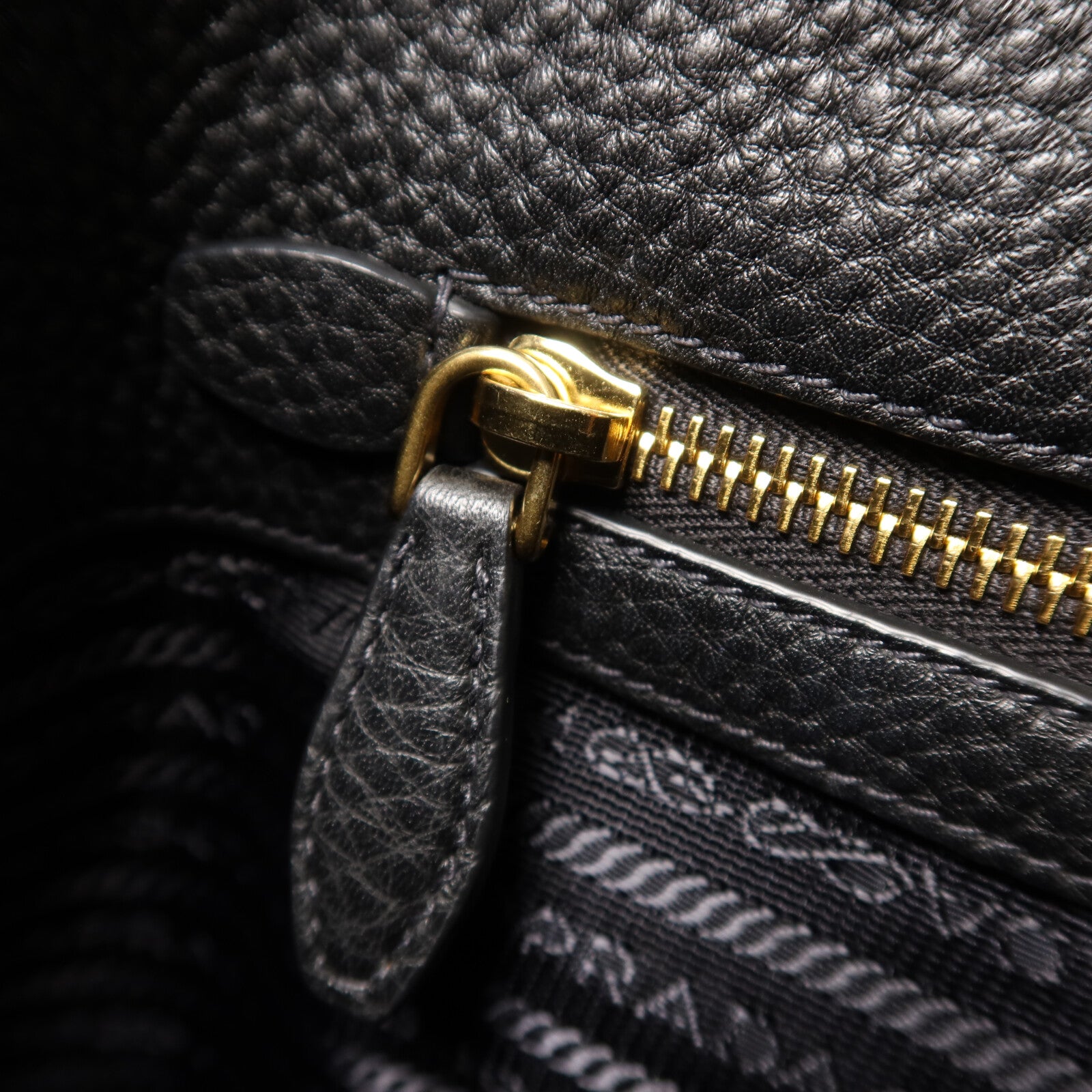 PRADA 牛皮皮革Shoulder Tote金扣肩背袋