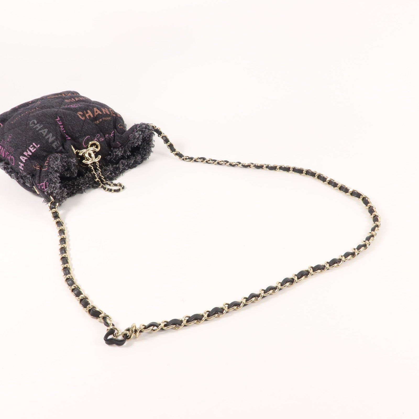 CHANEL 牛仔布料Mood Logo Printed Bucket鏈帶肩背袋