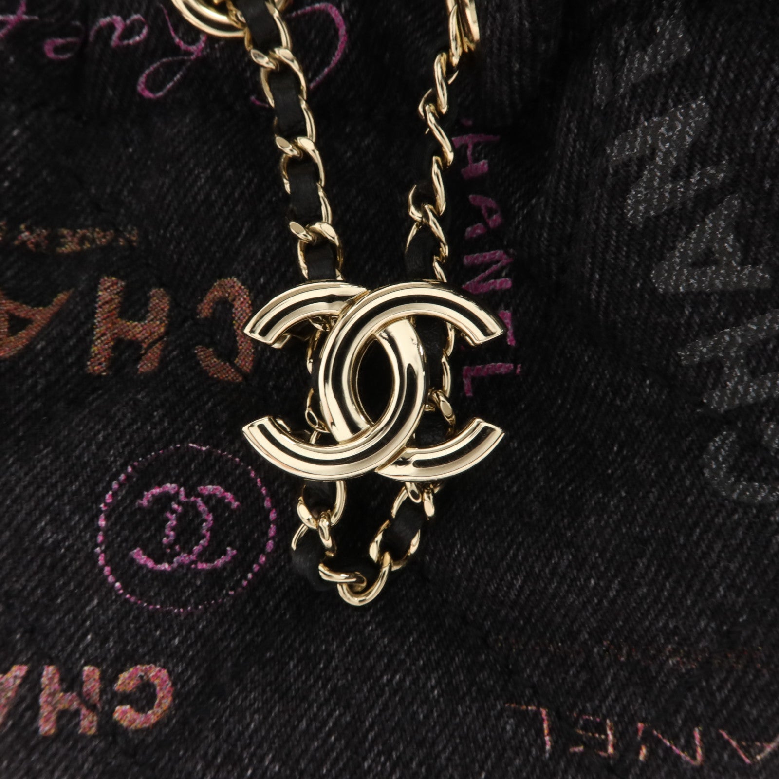 CHANEL 牛仔布料Mood Logo Printed Bucket鏈帶肩背袋