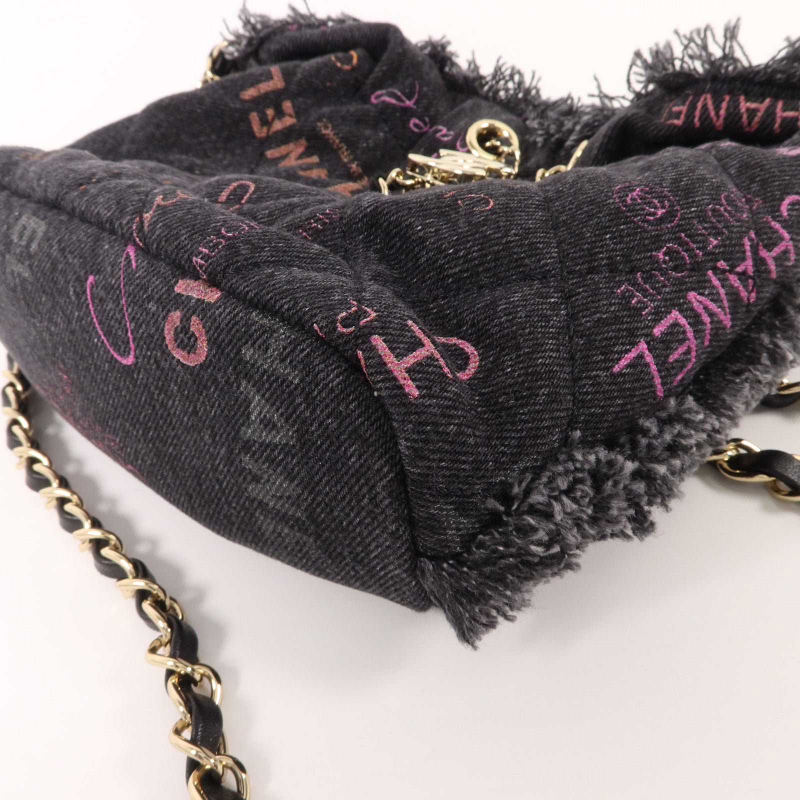 CHANEL 牛仔布料Mood Logo Printed Bucket鏈帶肩背袋