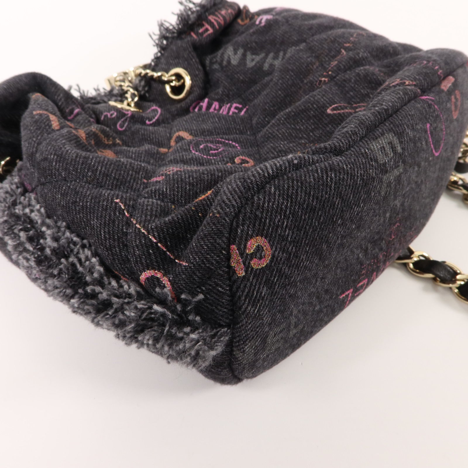 CHANEL 牛仔布料Mood Logo Printed Bucket鏈帶肩背袋