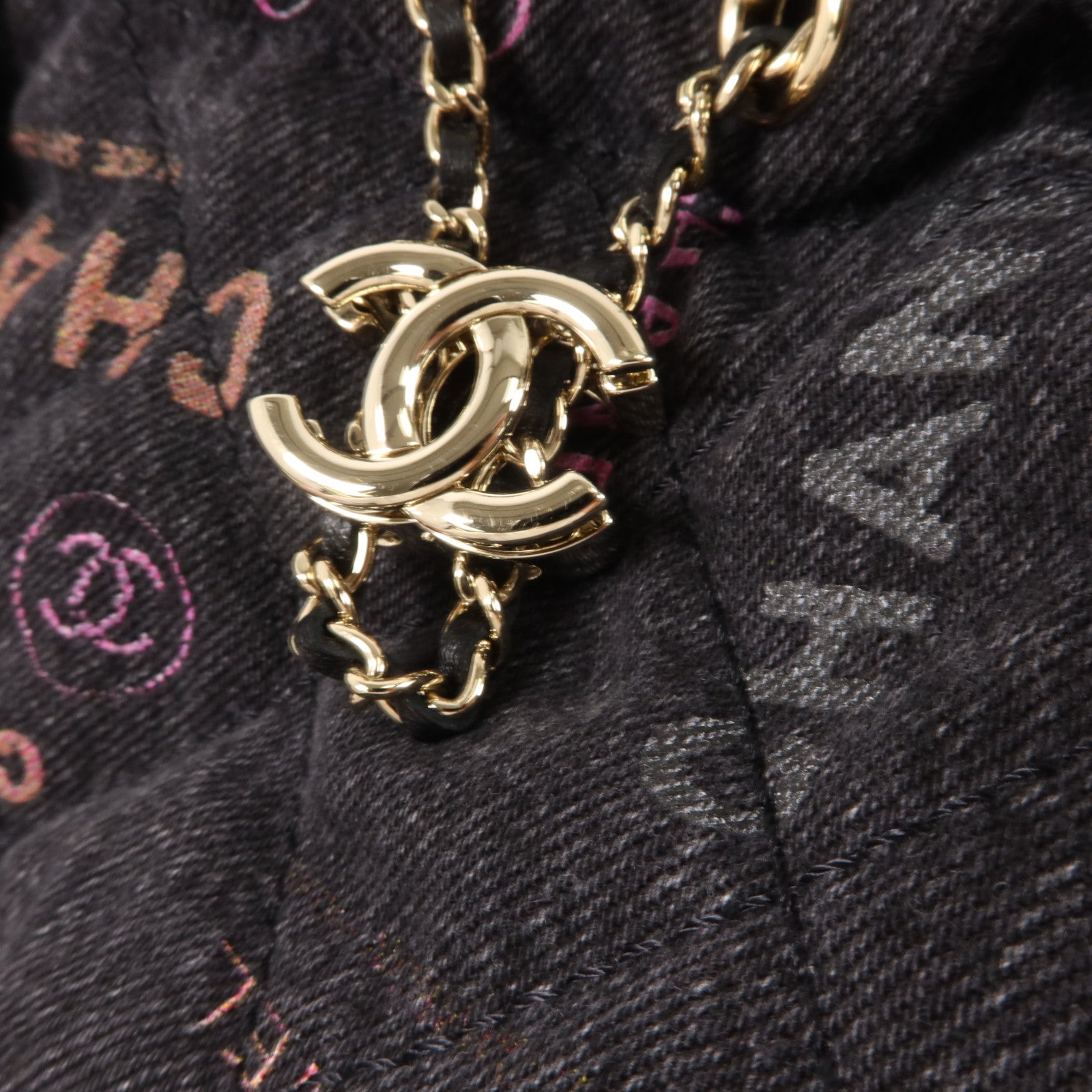 CHANEL 牛仔布料Mood Logo Printed Bucket鏈帶肩背袋