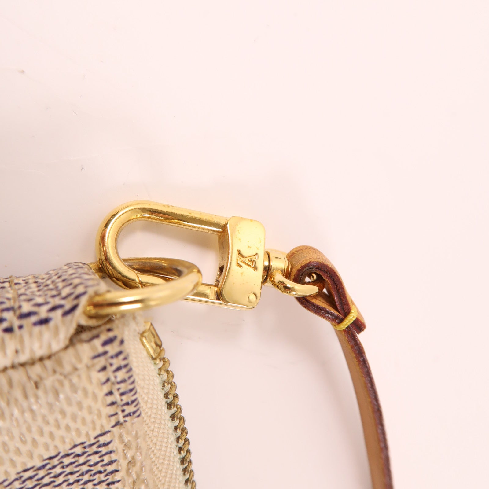 LOUIS VUITTON Damier Azur Pochette Accessoires Bag金扣肩背袋白色