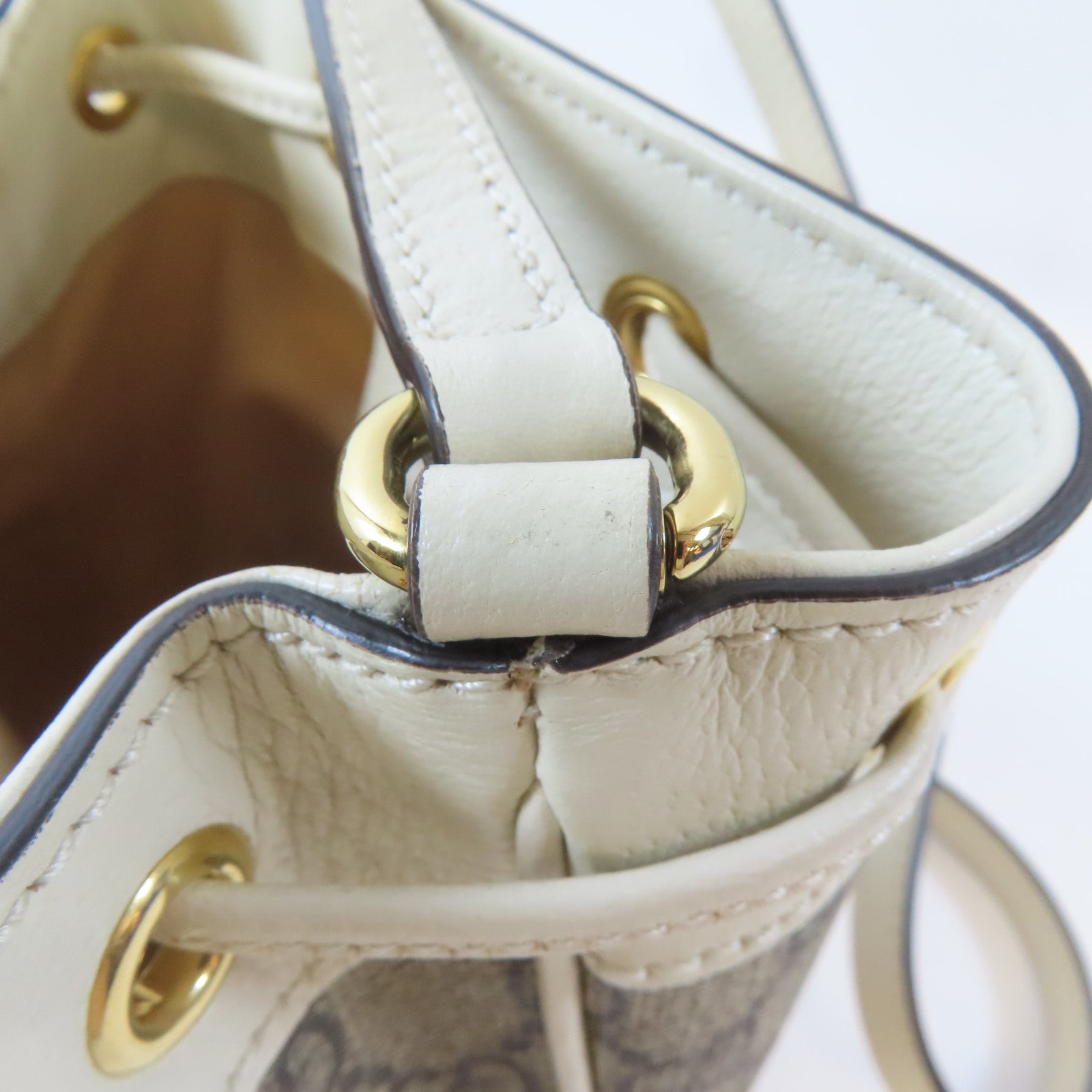 GUCCI 塗層帆布Ophidia GG Mini Bucket金扣肩背袋啡色/白色