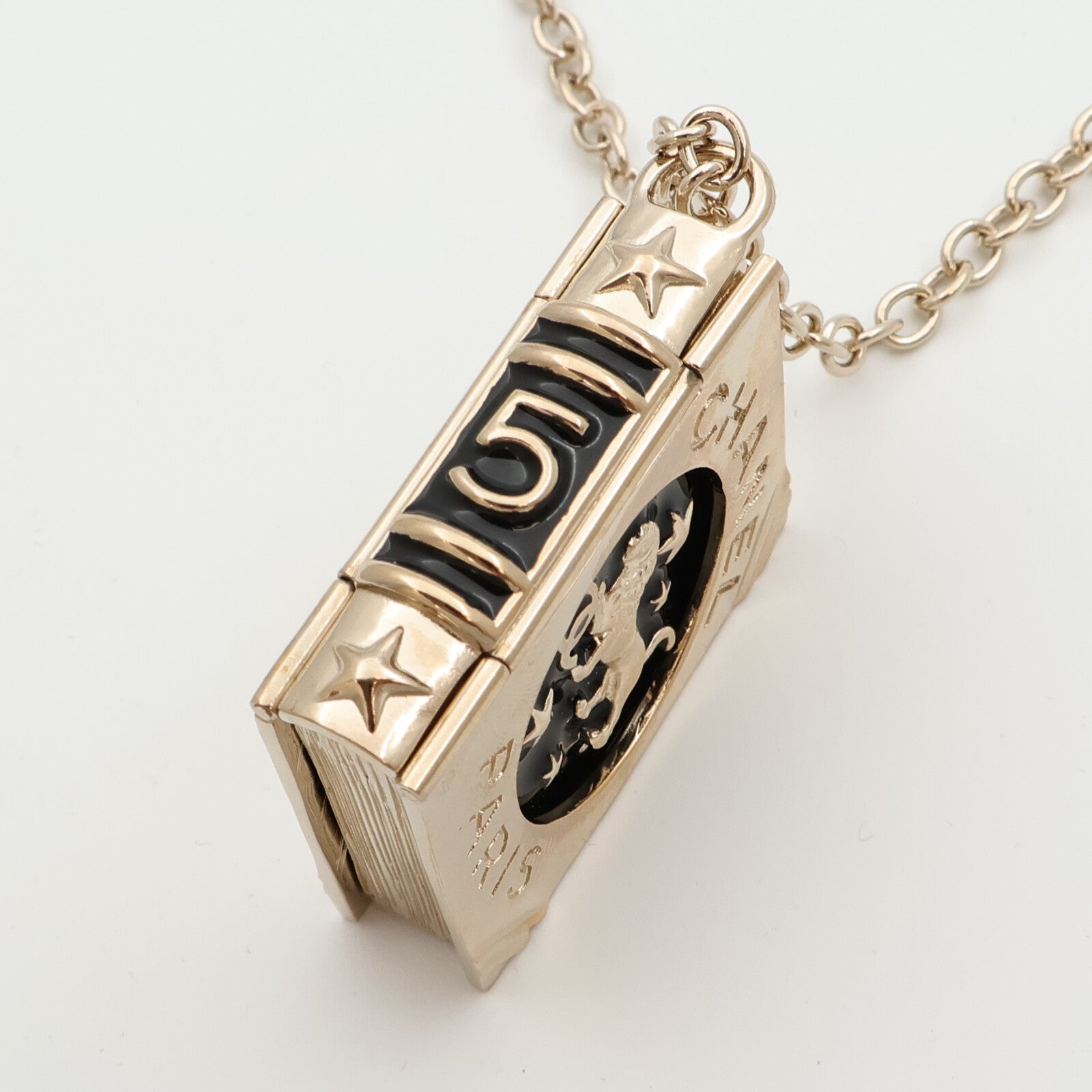 CHANEL 金屬/琺瑯Lion Book Locket項鍊