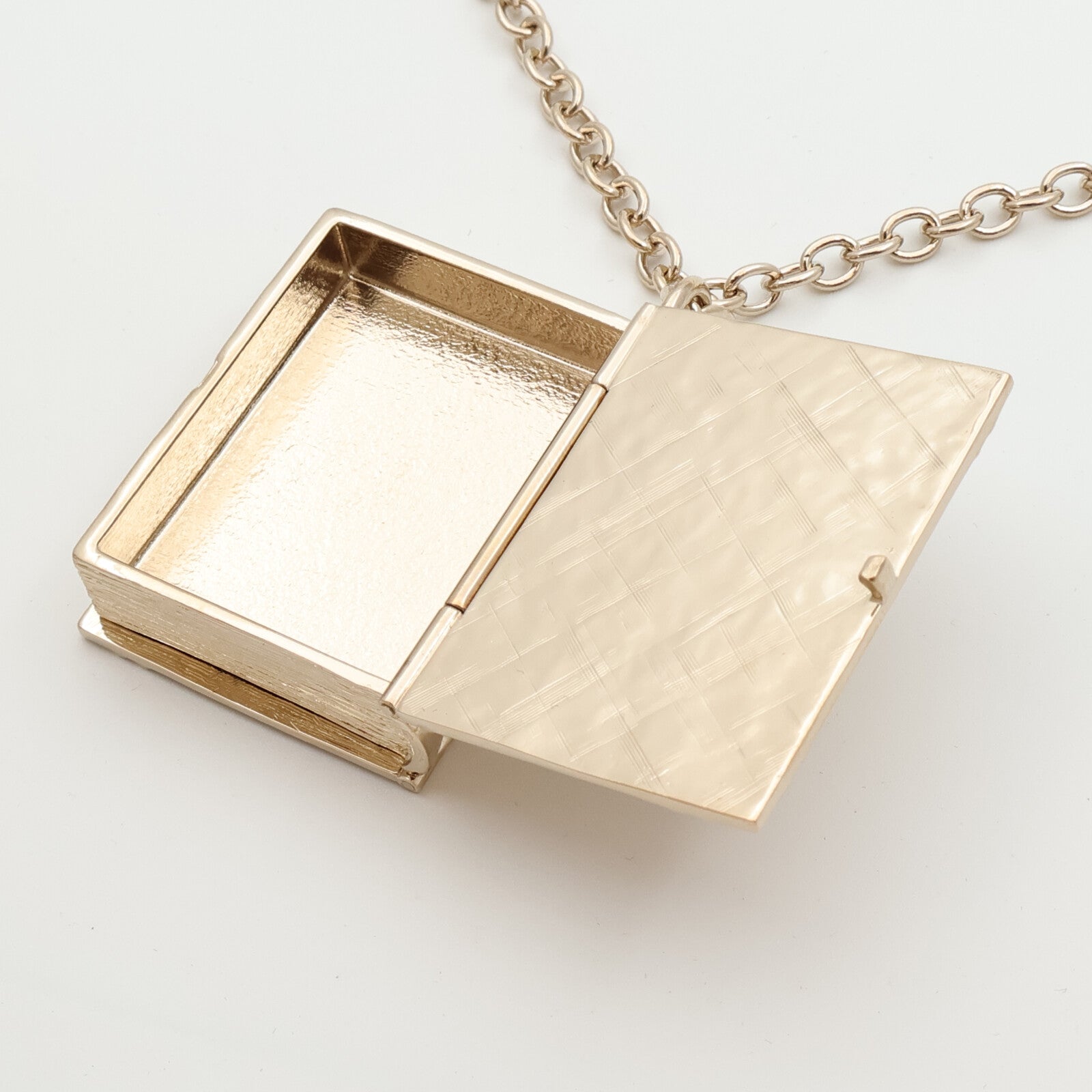 CHANEL 金屬/琺瑯Lion Book Locket項鍊