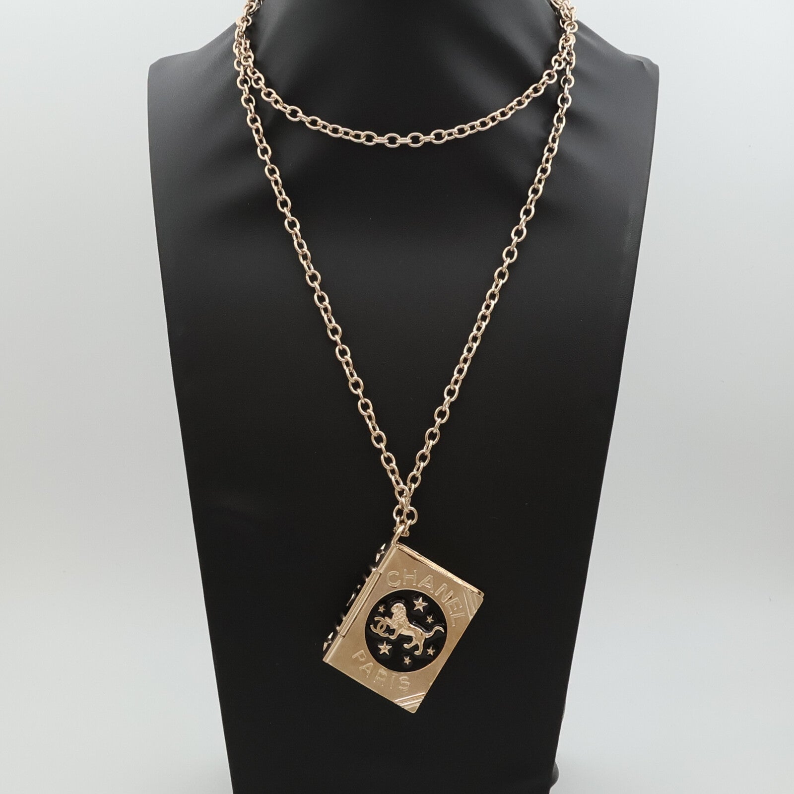 CHANEL 金屬/琺瑯Lion Book Locket項鍊