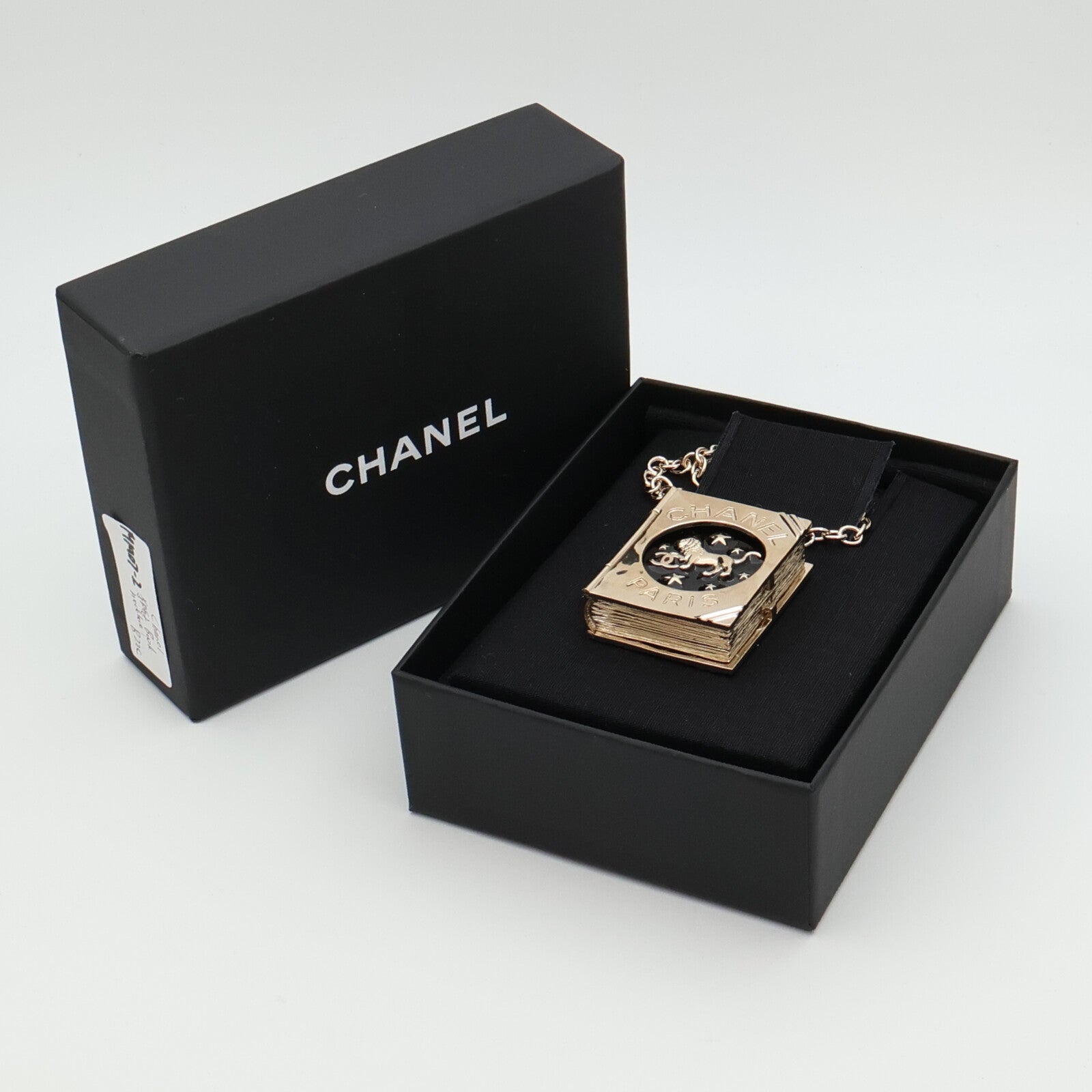 CHANEL 金屬/琺瑯Lion Book Locket項鍊