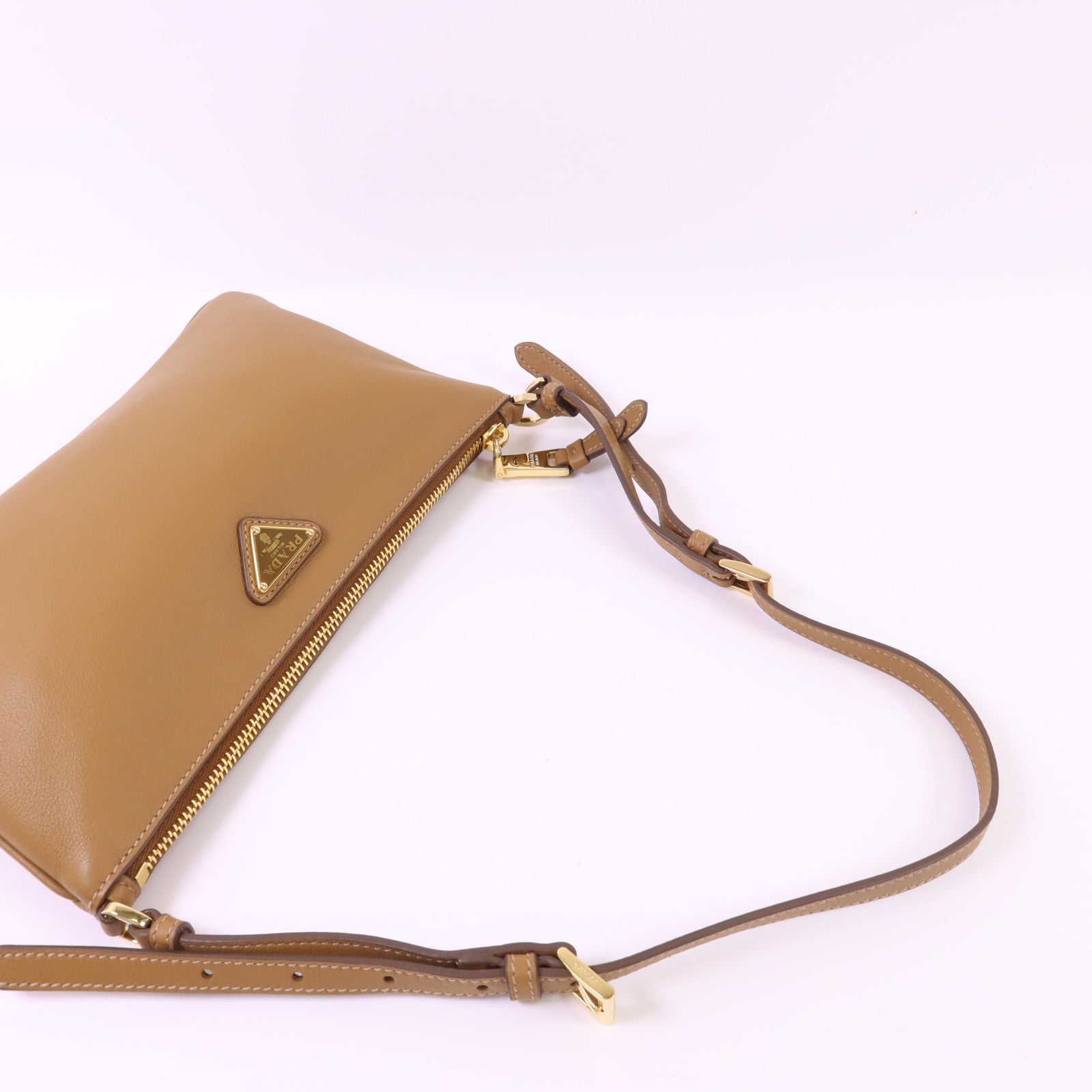 PRADA 牛皮皮革Shoulder Pouch金扣肩背袋