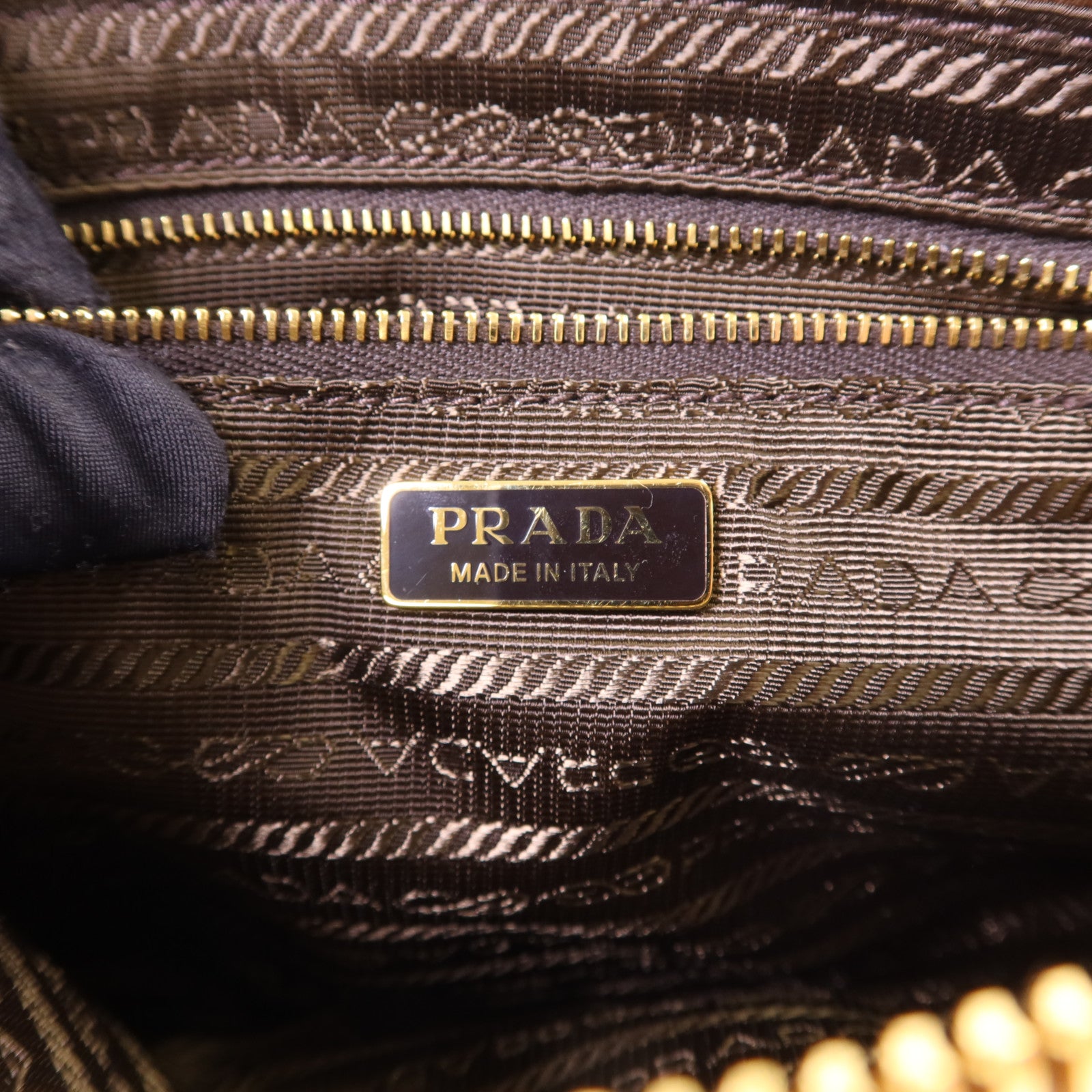 PRADA 牛皮皮革Shoulder Pouch金扣肩背袋