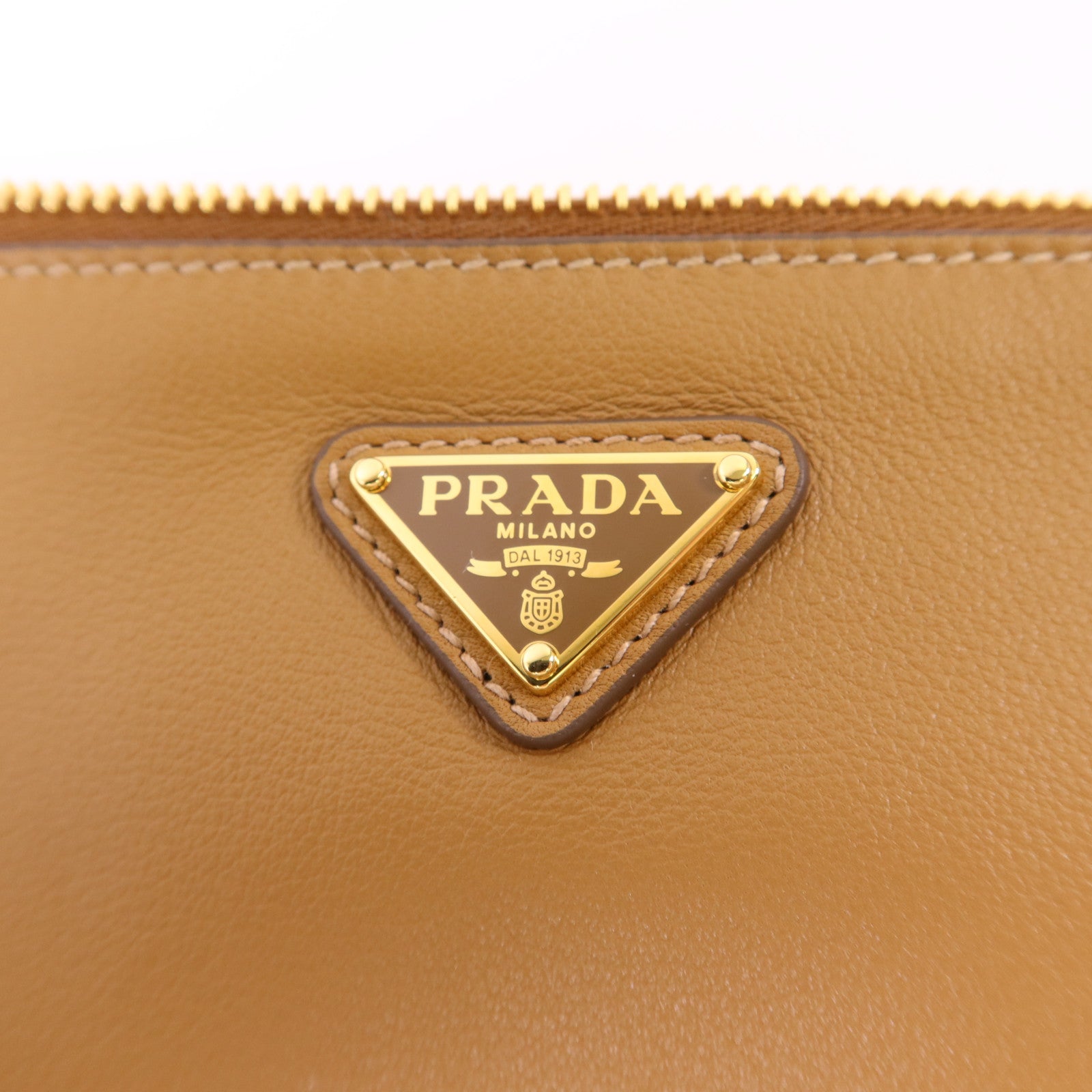 PRADA 牛皮皮革Shoulder Pouch金扣肩背袋