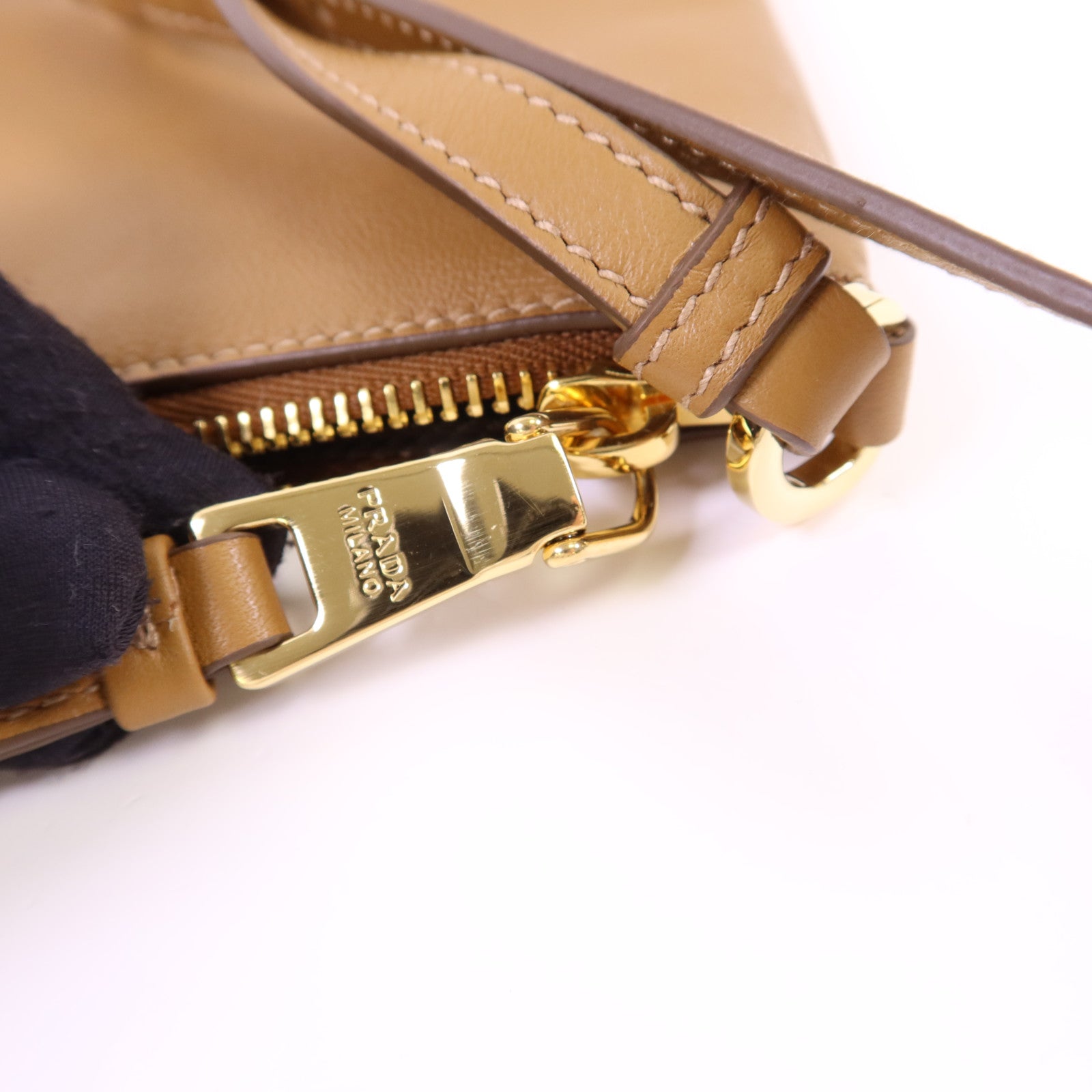 PRADA 牛皮皮革Shoulder Pouch金扣肩背袋