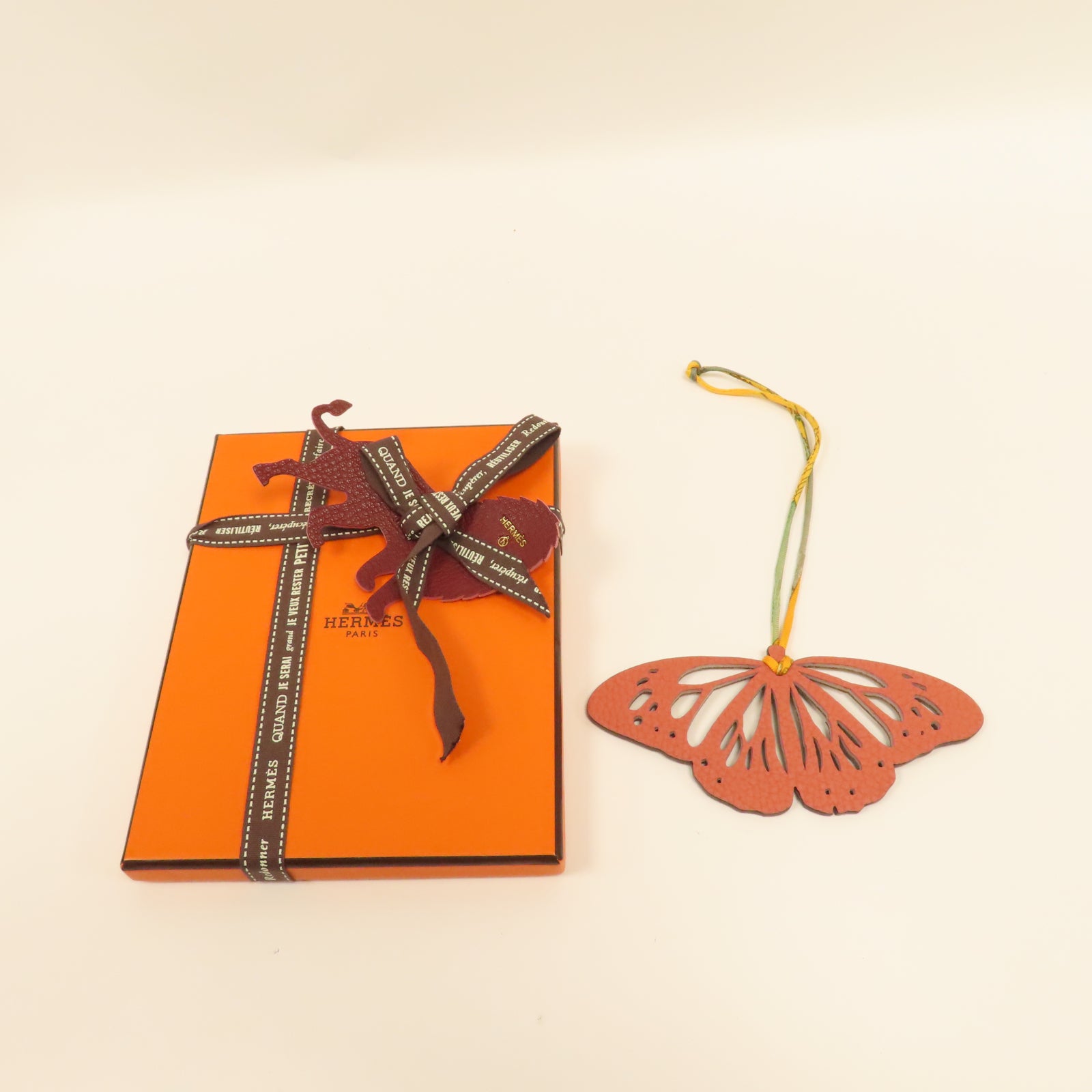 HERMES 牛皮皮革Butterfly Charm掛飾橙色/黑色