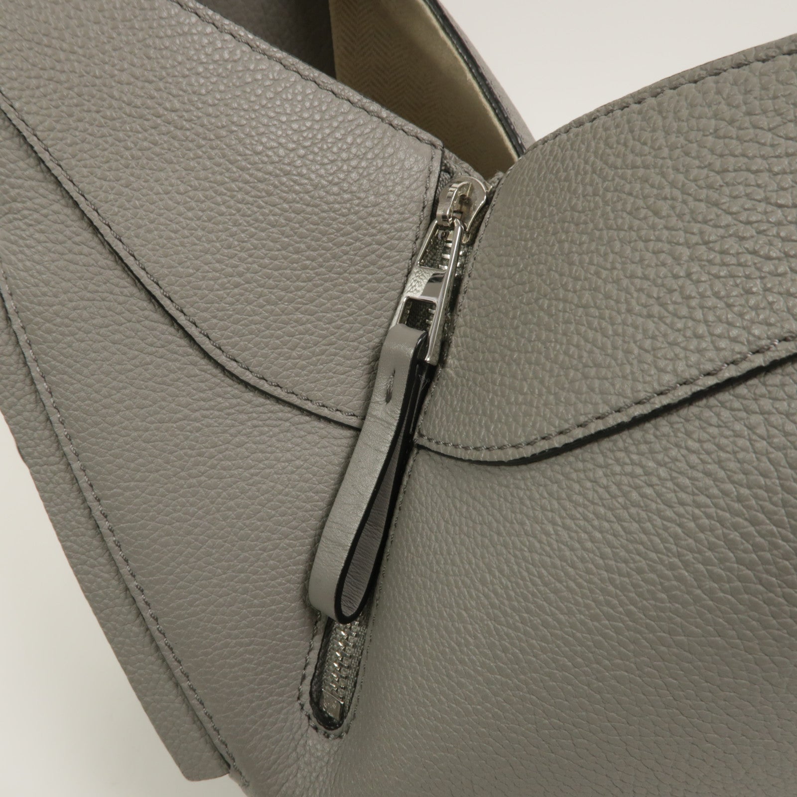 LOEWE 牛皮皮革Hammock Small肩背袋
