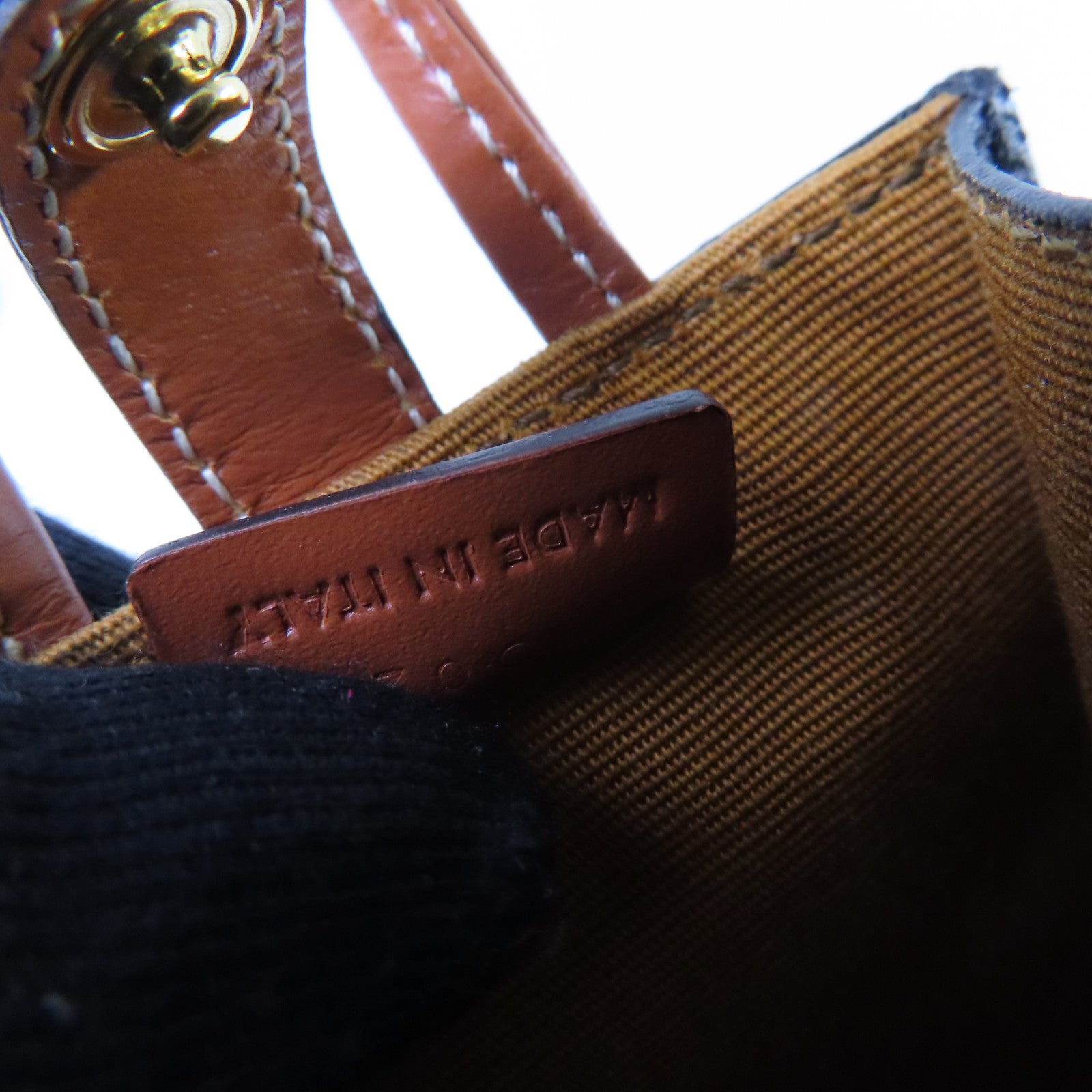 CELINE Triomphe帆布Micro Vertical Charm金扣掛飾