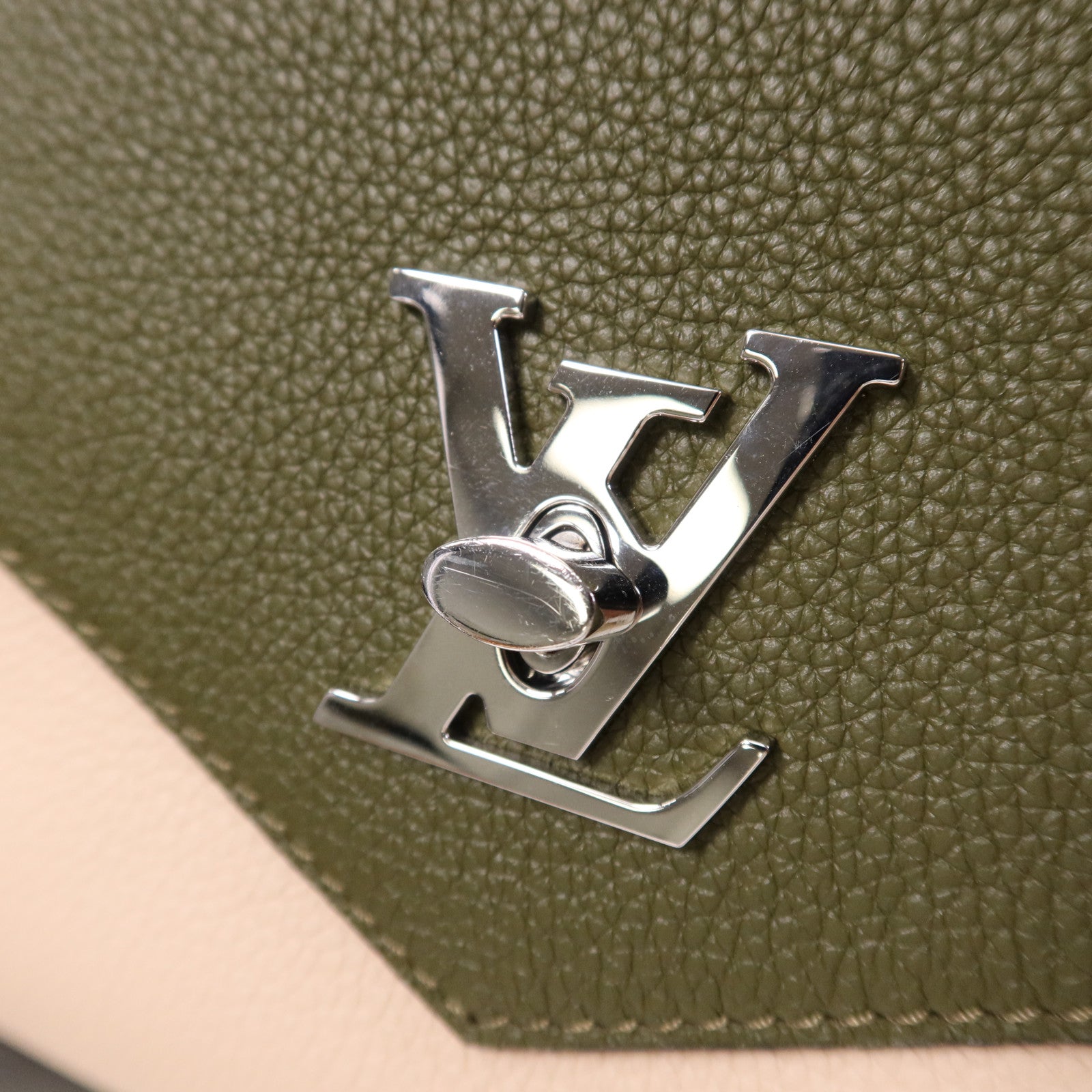 LOUIS VUITTON 牛皮皮革My Lock Me銀扣鏈帶肩背袋