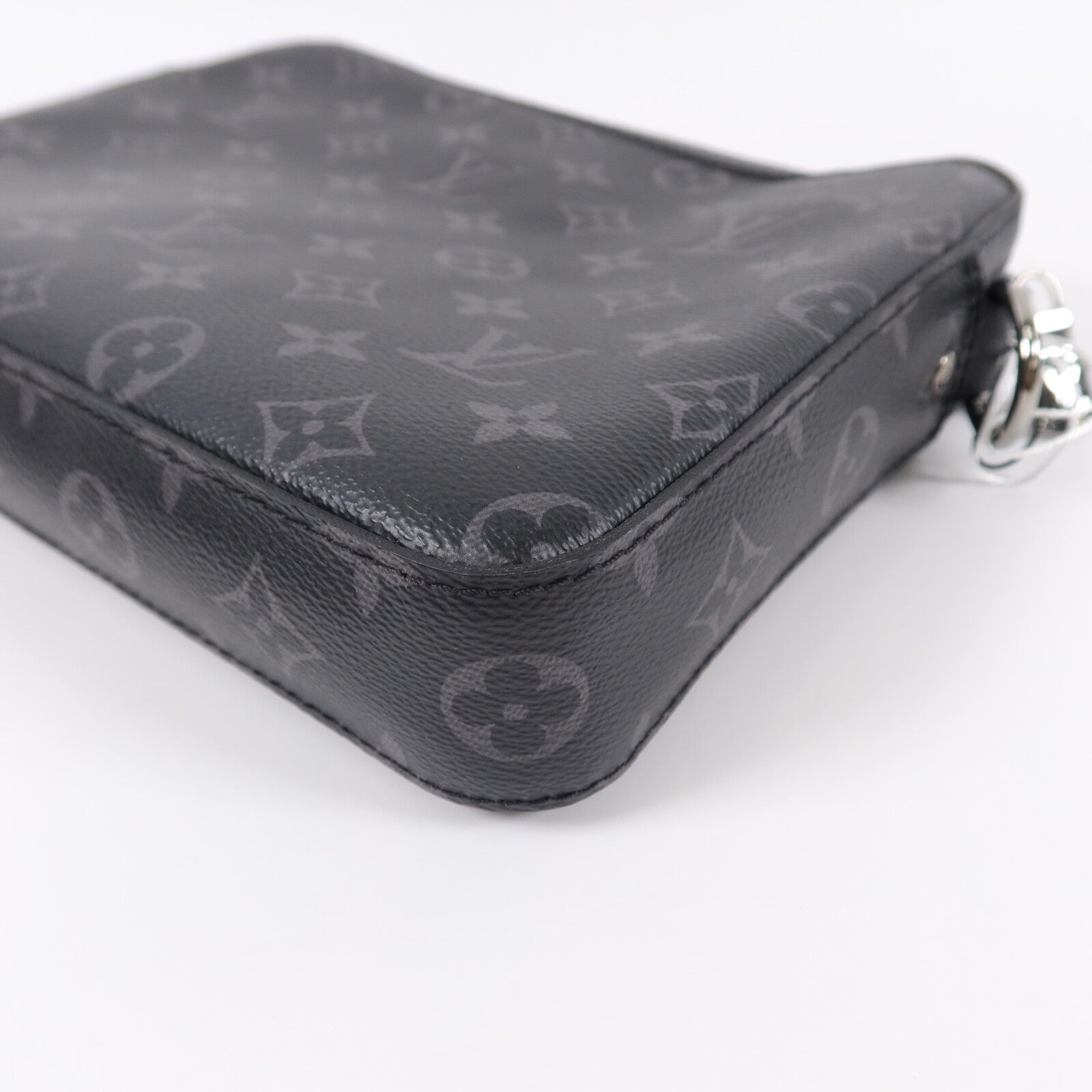 LOUIS VUITTON Monogram Eclipse Reverse Trio Messenger銀扣肩背袋灰色