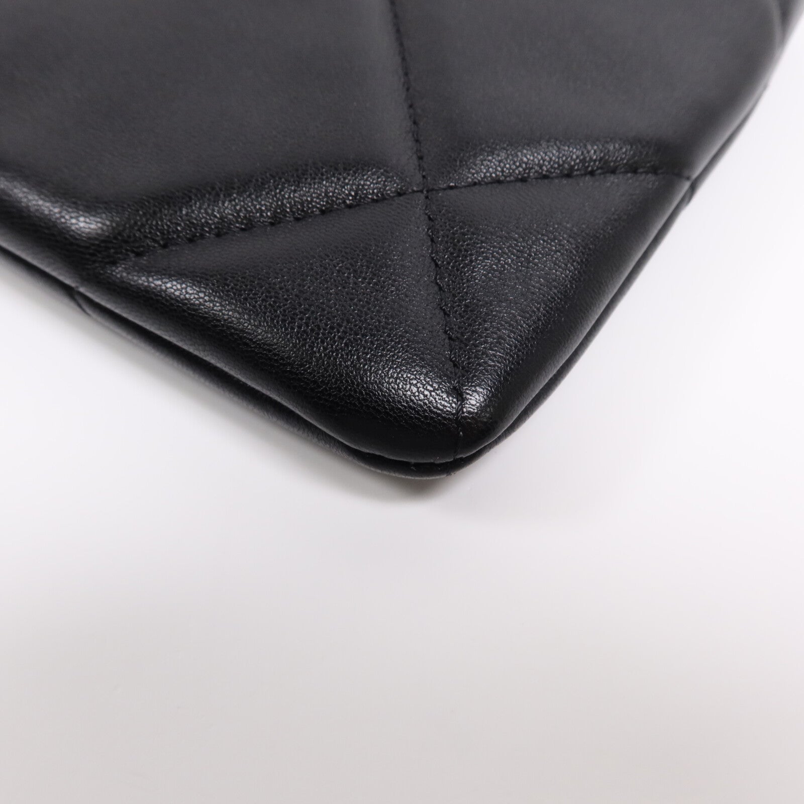 CHANEL 羊皮皮革Chanel 19 Pouch金扣手拿包