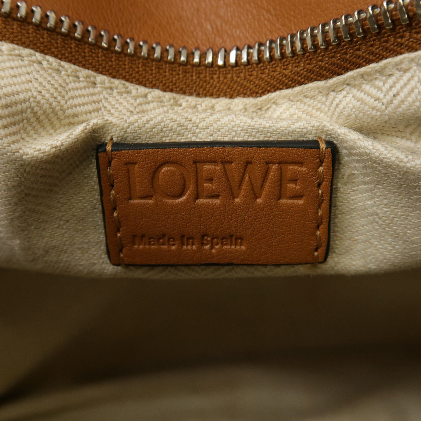 LOEWE 牛皮皮革Puzzle Medium銀扣手挽肩背兩用袋啡色