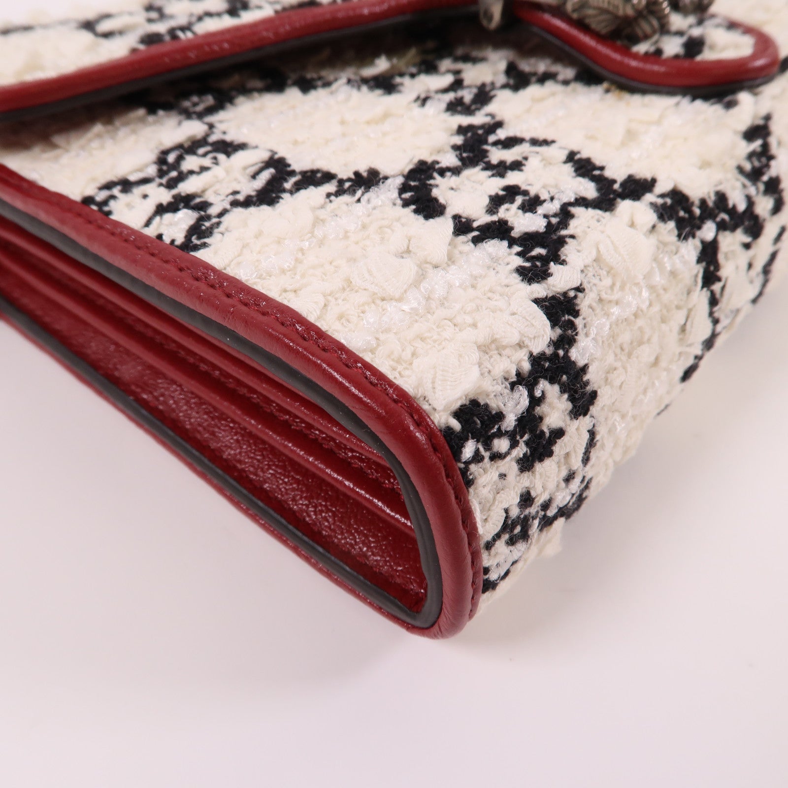 GUCCI 軟呢GG Supreme Wallet On Chain銀扣鏈帶肩背袋白色/紅色