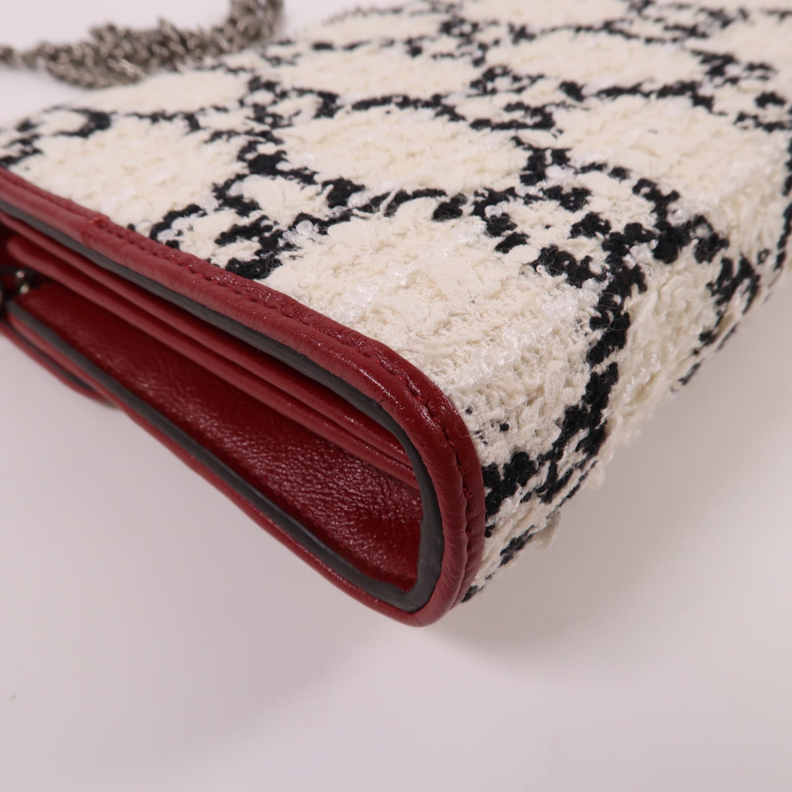 GUCCI 軟呢GG Supreme Wallet On Chain銀扣鏈帶肩背袋白色/紅色
