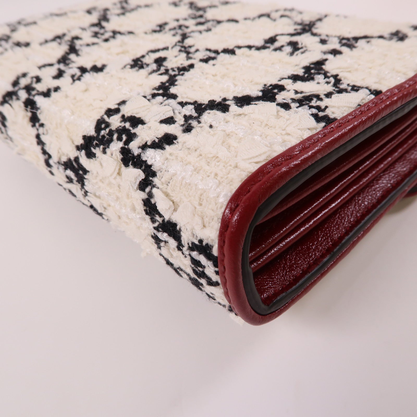 GUCCI 軟呢GG Supreme Wallet On Chain銀扣鏈帶肩背袋白色/紅色
