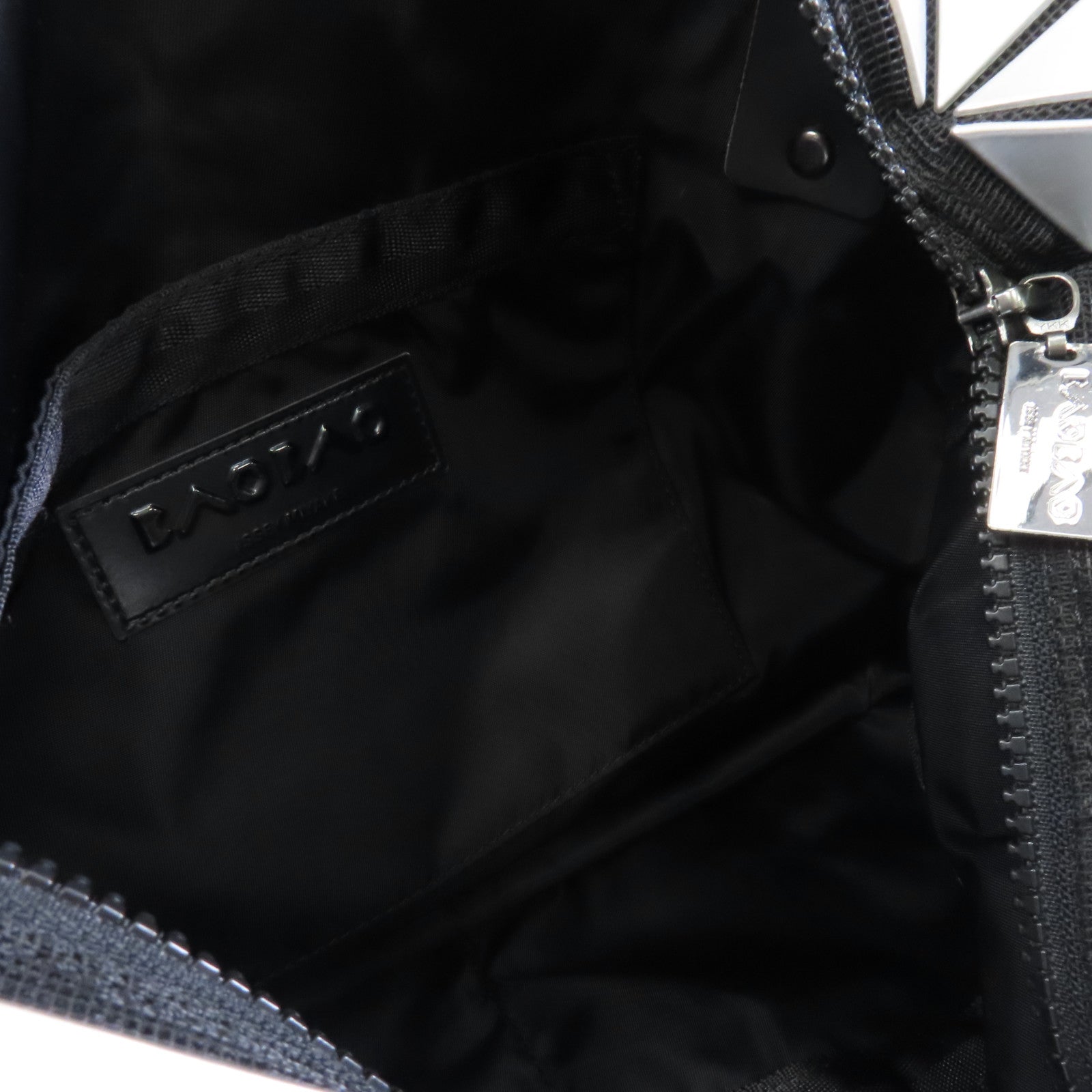 ISSEY MIYAKE PVC ISSEY MIYAKE Bao Bao銀扣手挽袋銀色